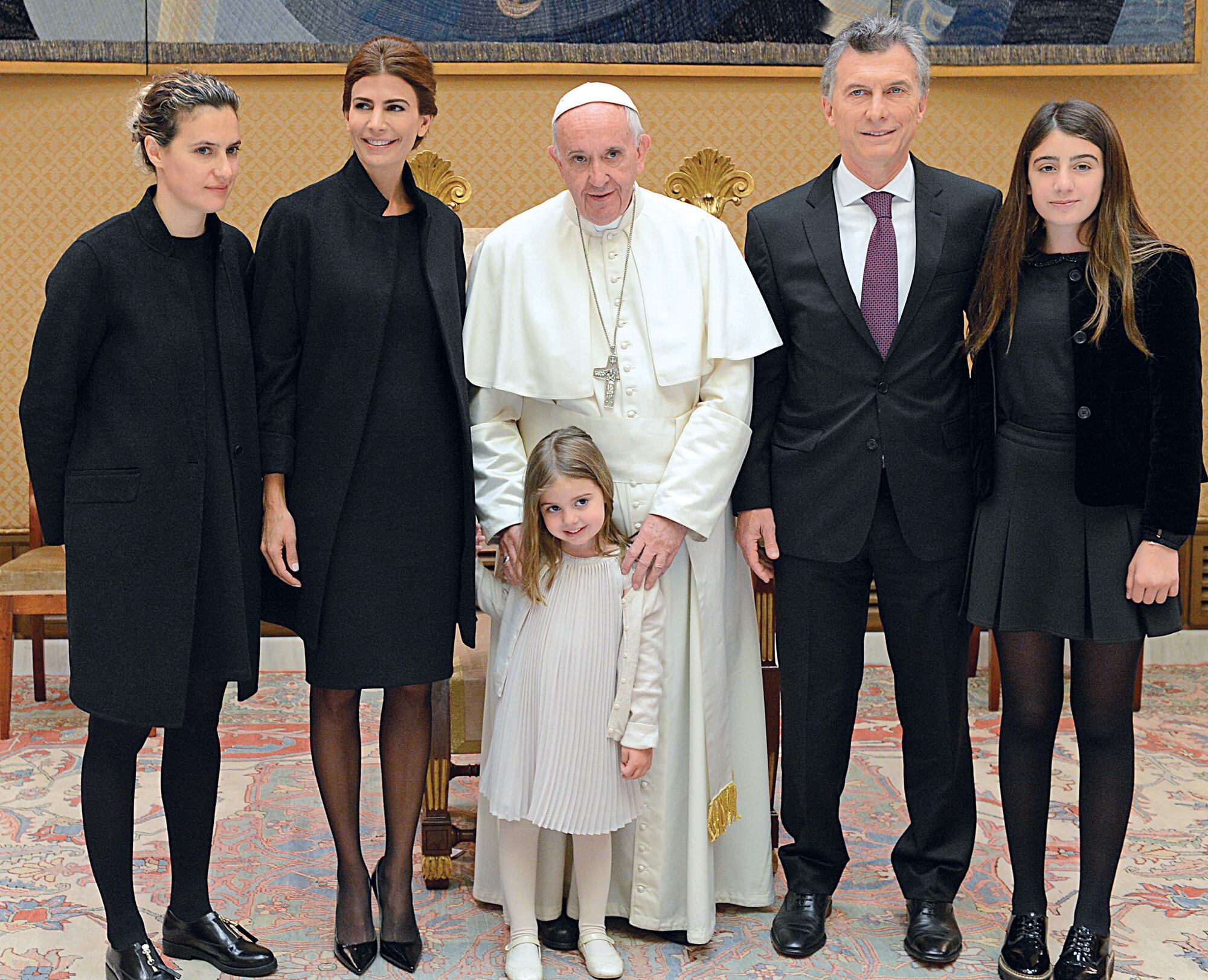 Macri y Awada con el papa Francisco. La pareja presidencial hizo su segunda visita oficial al Vaticano en 2016, acompañada por su hija Antonia, Valentina Barbier –la hija mayor de la primera dama– y Agustina -la cineasta que es la hija mayor de Macri, fruto de su primer matrimonio con Yvonne Bordeu-