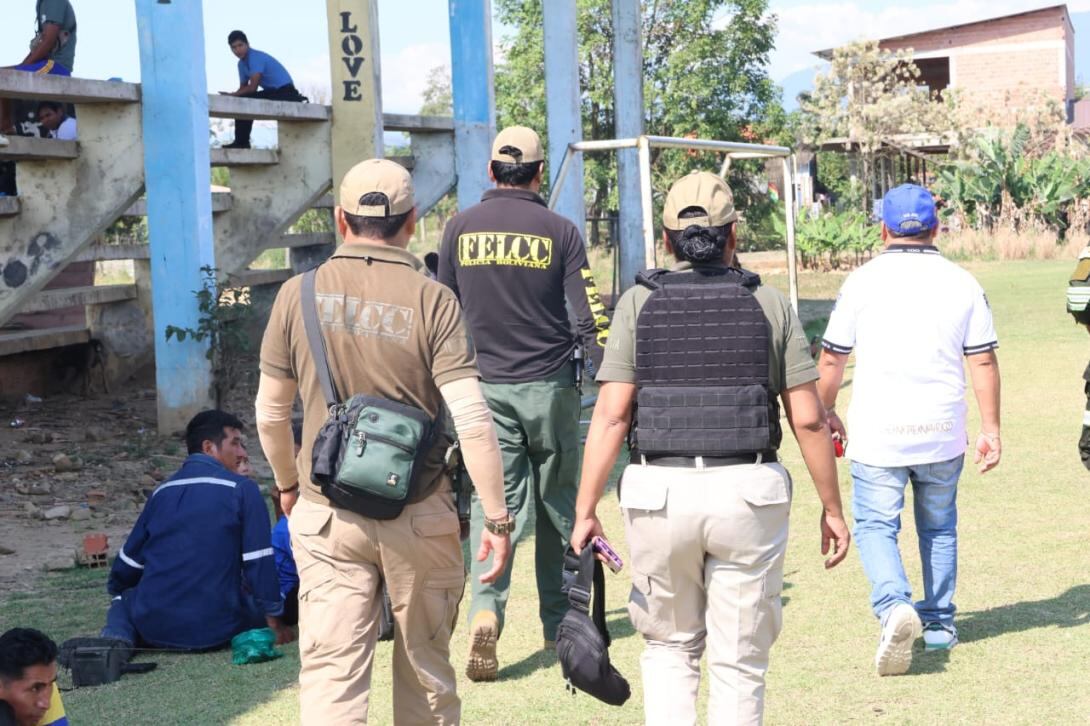 Agentes de la Fuerza Especial de Lucha contra el Crimen (Felcc), se acercan a la zona de la explosión en el municipio de Entre Ríos, en Cochabamba (Juan Carlos Torrejón, Diario El Deber)