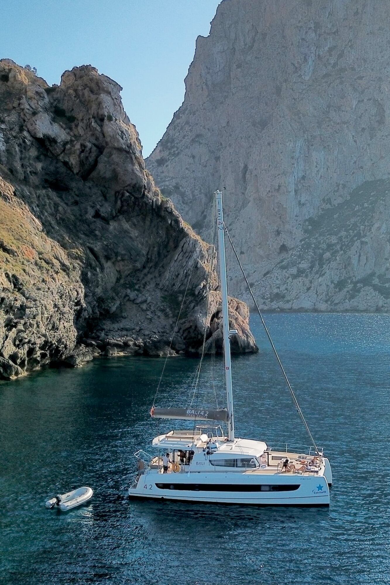 Una vista del
catamarán
en las
paradisíacas
aguas
baleares.