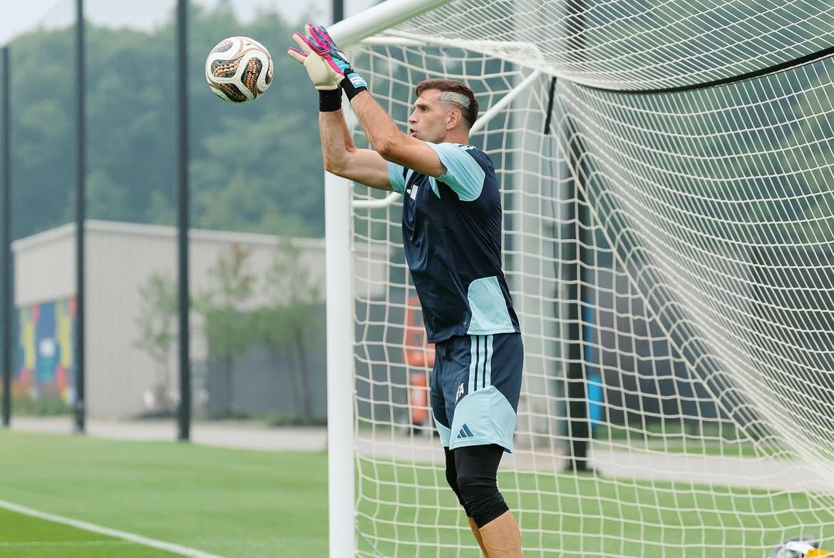Dibu Martínez vivió a full el último entrenamiento antes de la final (Foto: @emi_martinez26)