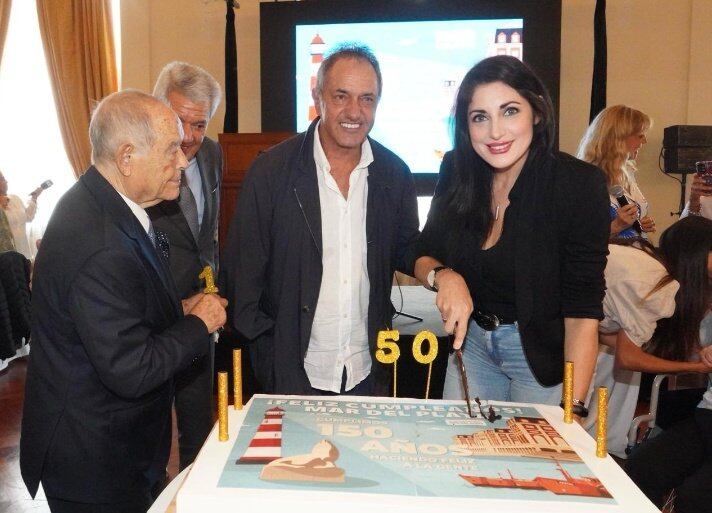 Aldrey Iglesias, Scioli y Santillán, al cortar la torta por el aniversario 150º de Mar del Plata