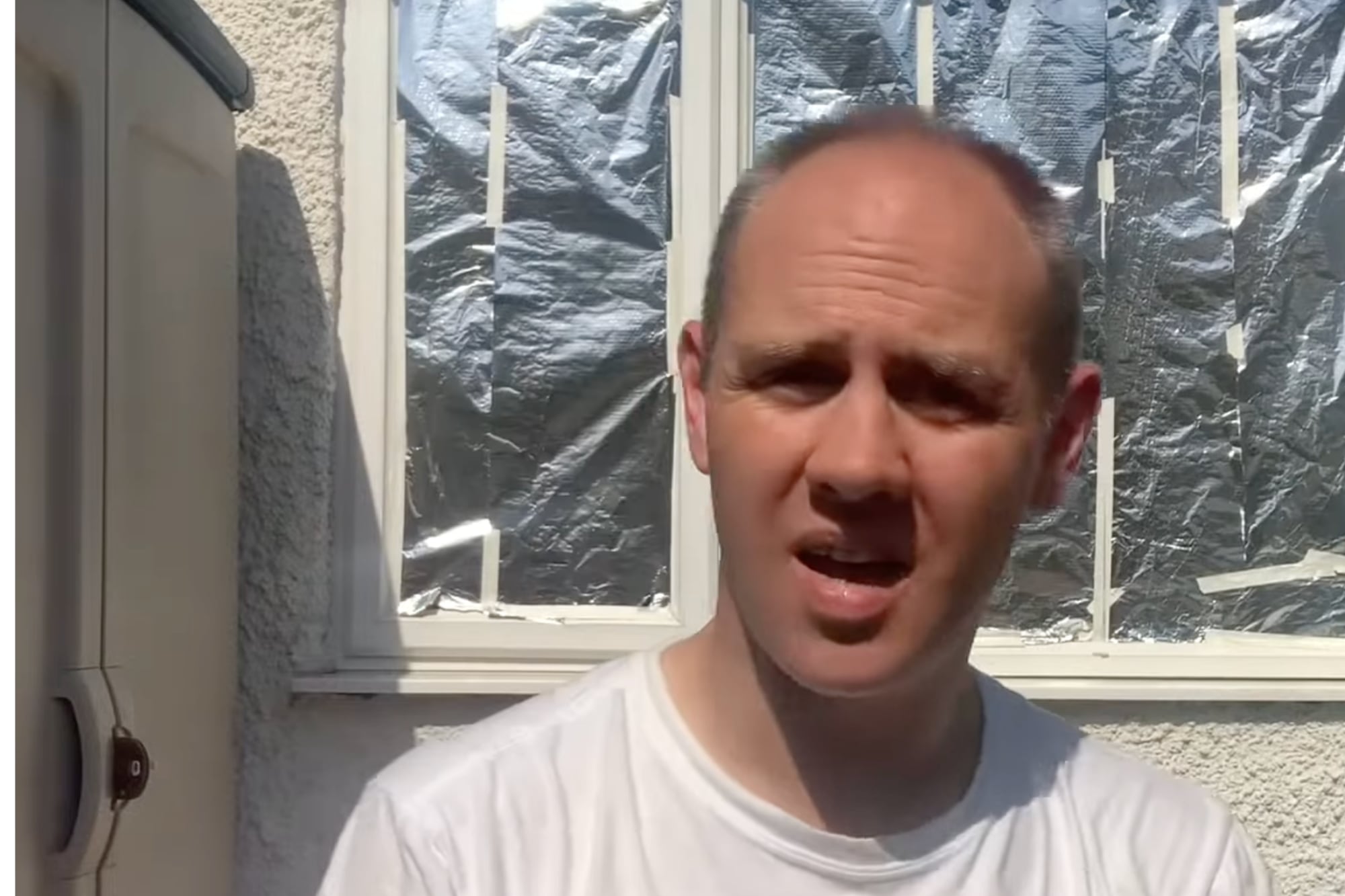 El calor entra principalmente por la radiación solar a través de las ventanas