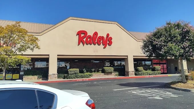 La primera tienda Raley's abrió en 1935; la empresa creció hasta operar 119 tiendas en el norte de California y Nevada