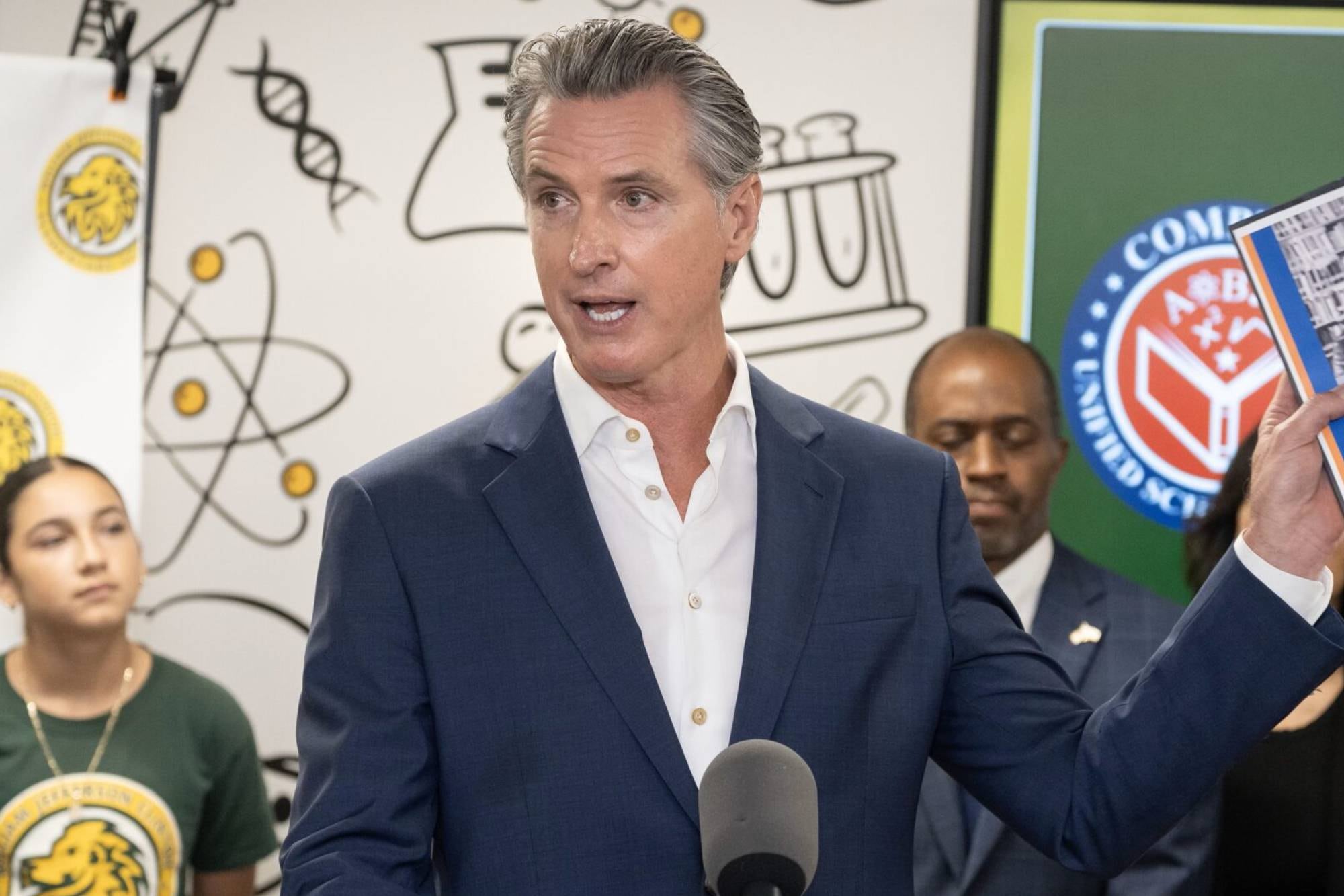 Las leyes fueron firmadas por el gobernador Gavin Newsom en 2024 y forman parte de un paquete legislativo con foco en estudiantes de nivel medio