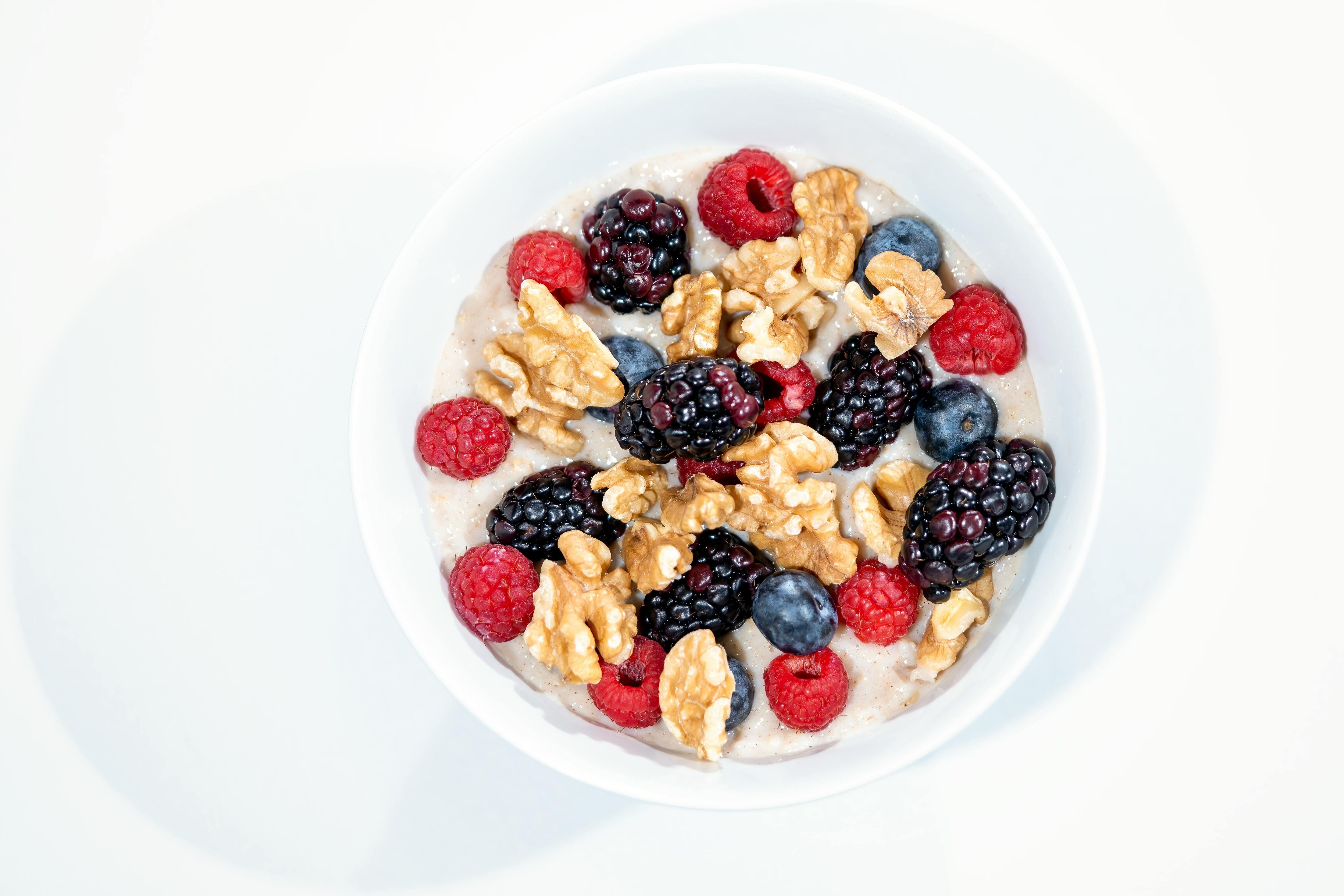 Las frutillas, los arándanos y las moras son una combinación perfecta e ideal para el desayuno