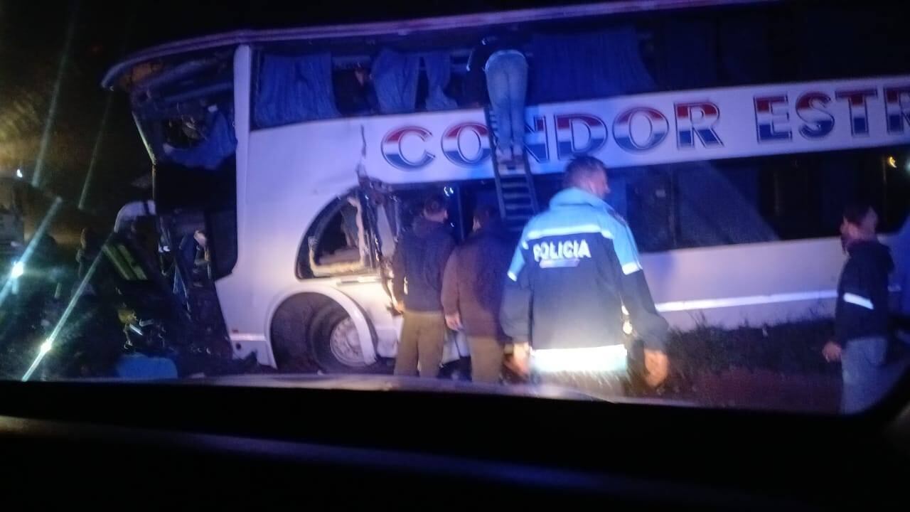 Un trágico choque frontal entre un micro y un camión en la Ruta 3 dejó al menos cuatro muertos.