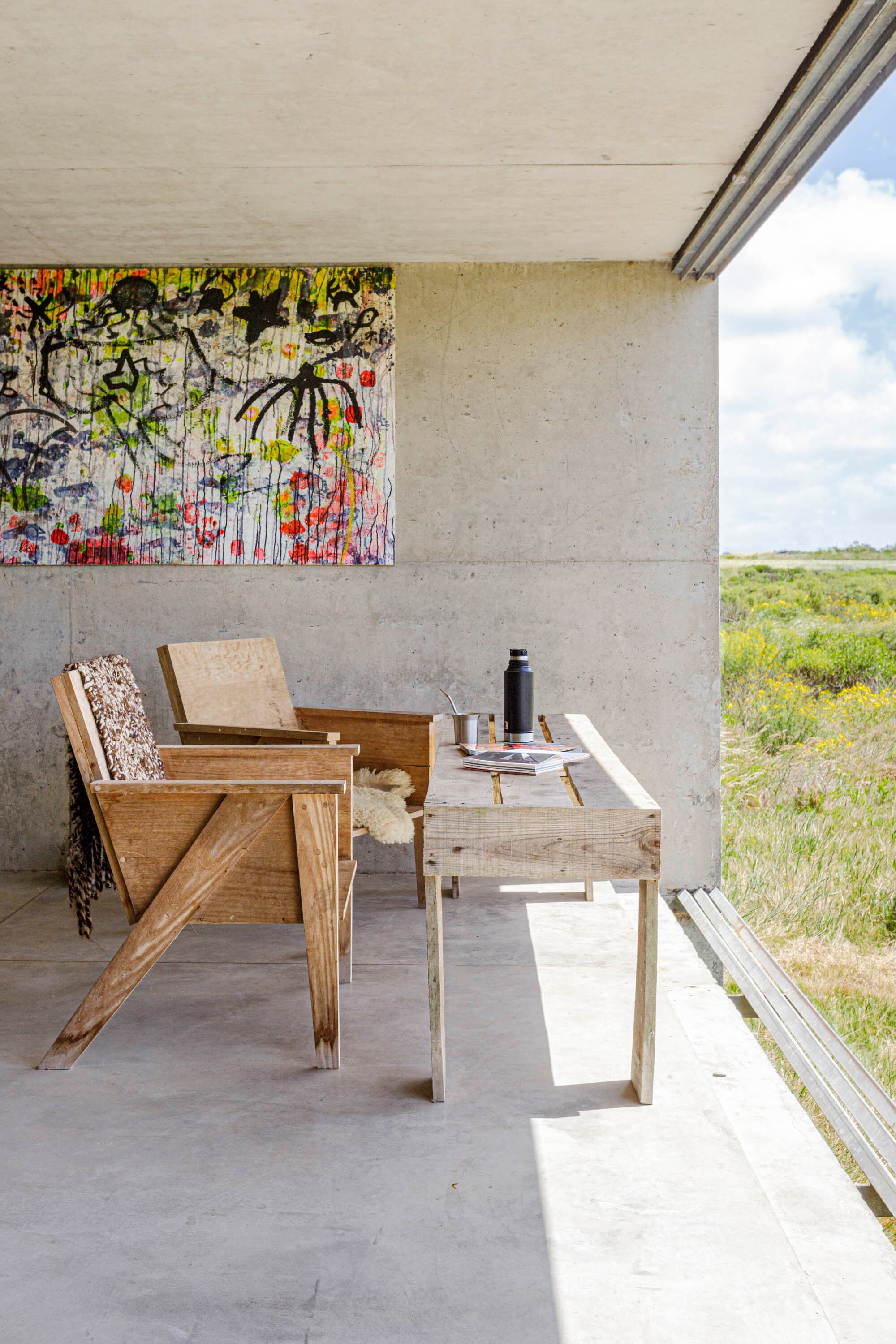 Una de las galerías aloja una mesa, que puede funcionar como simple apoyo o escritorio inspirador.