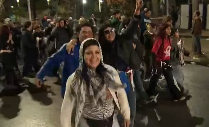Continúa llegando gente al velorio público del Indio Solari