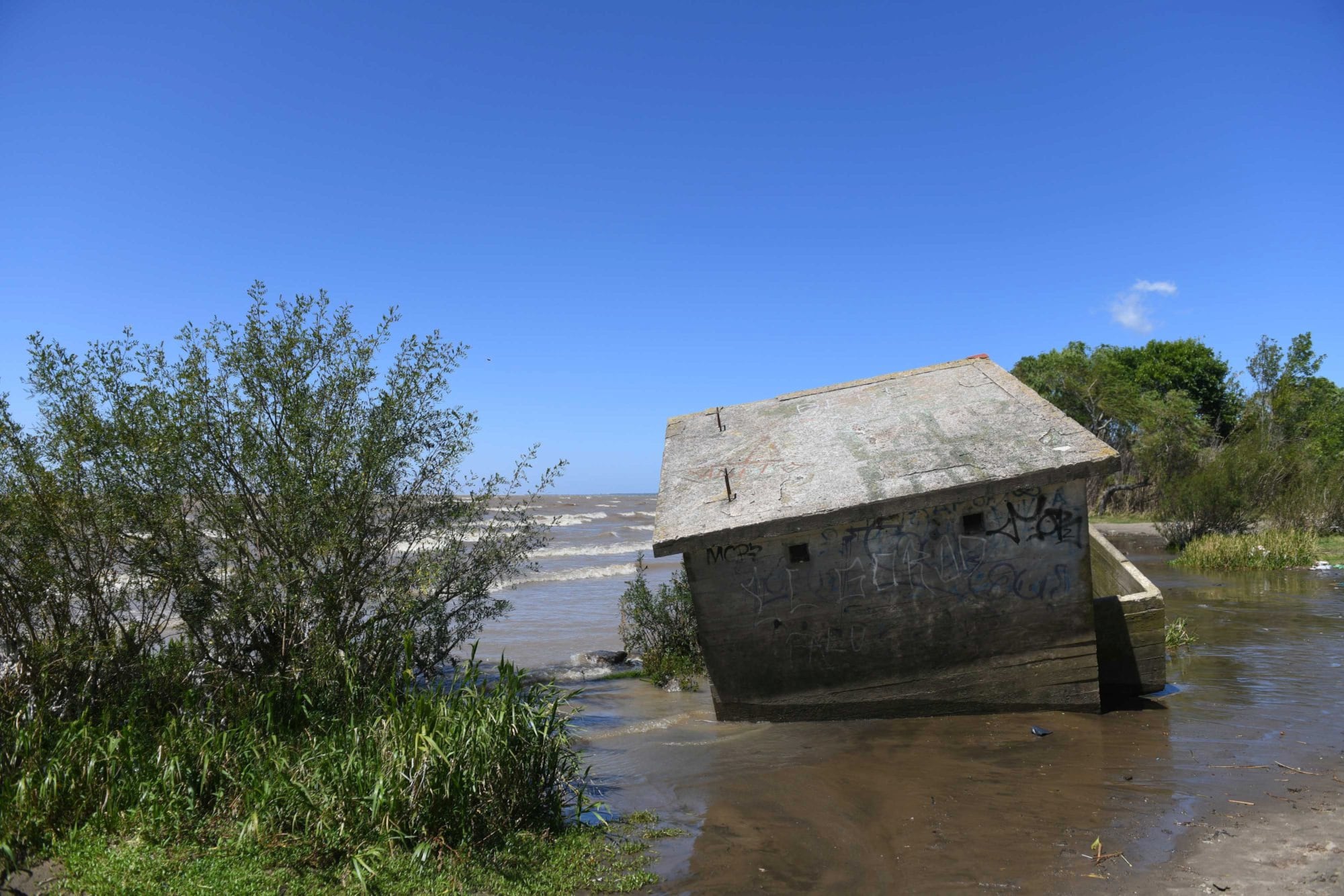 Recorrida por las costas del Río de La Plata en la ciudad de Berisso. Investigadores y ONG´s estudian las desembocaduras de residuos cloacales en el río y su impacto en la región.