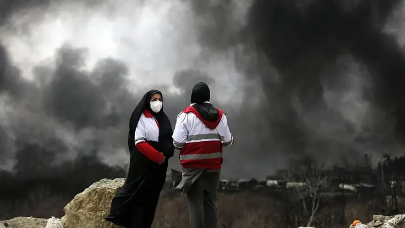 Qué es la “lluvia negra”, la otra amenaza que sufre Teherán por los ataques de EE.UU. e Israel contra Irán