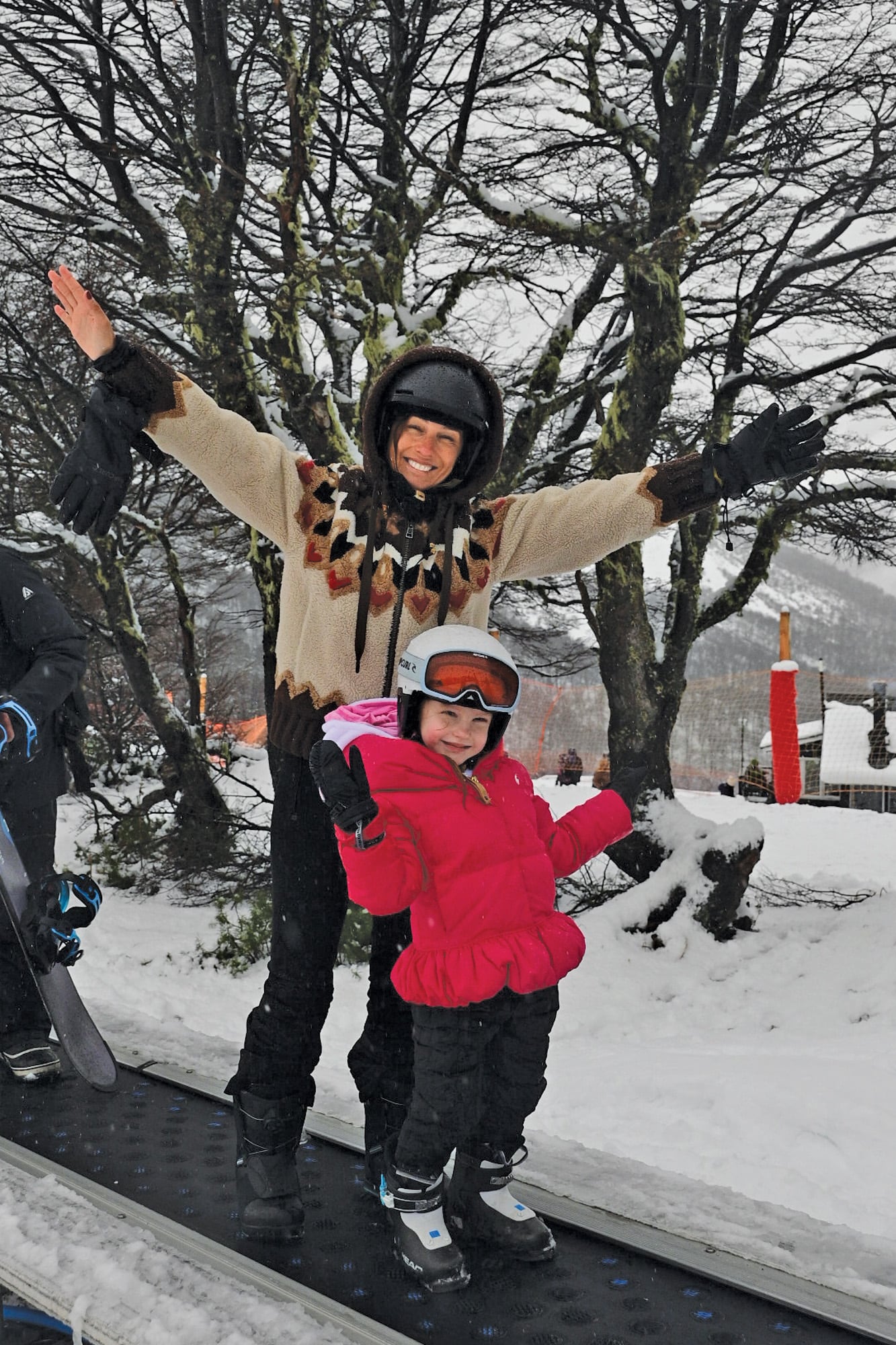 Madre e hija, disfrutando de la nieve