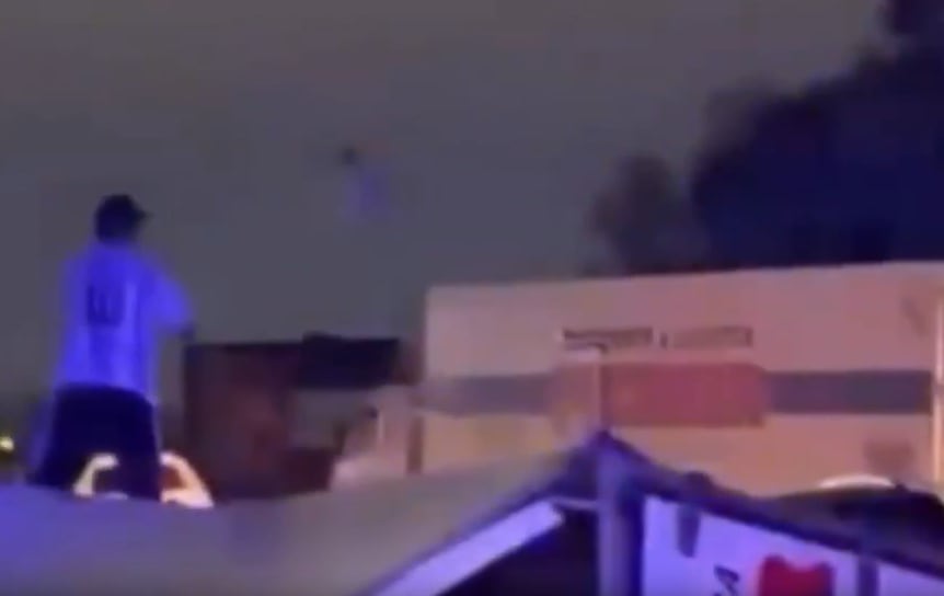 El momento en que una de las personas le arroja una de los artículos a otra