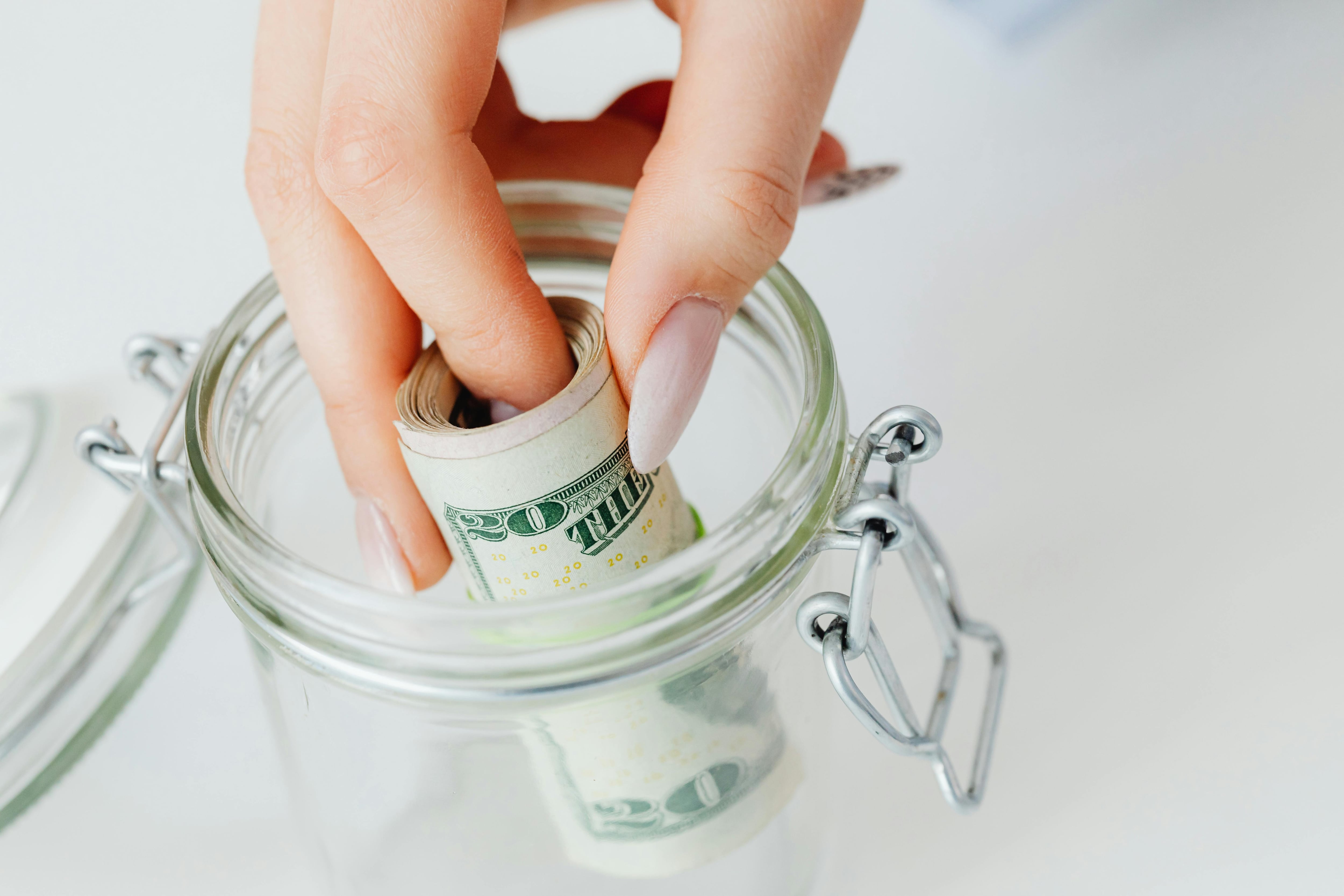 El ahorro hormiga es una técnica que permite crear el hábito de guardar dinero diariamente (Pexels/Karola G)