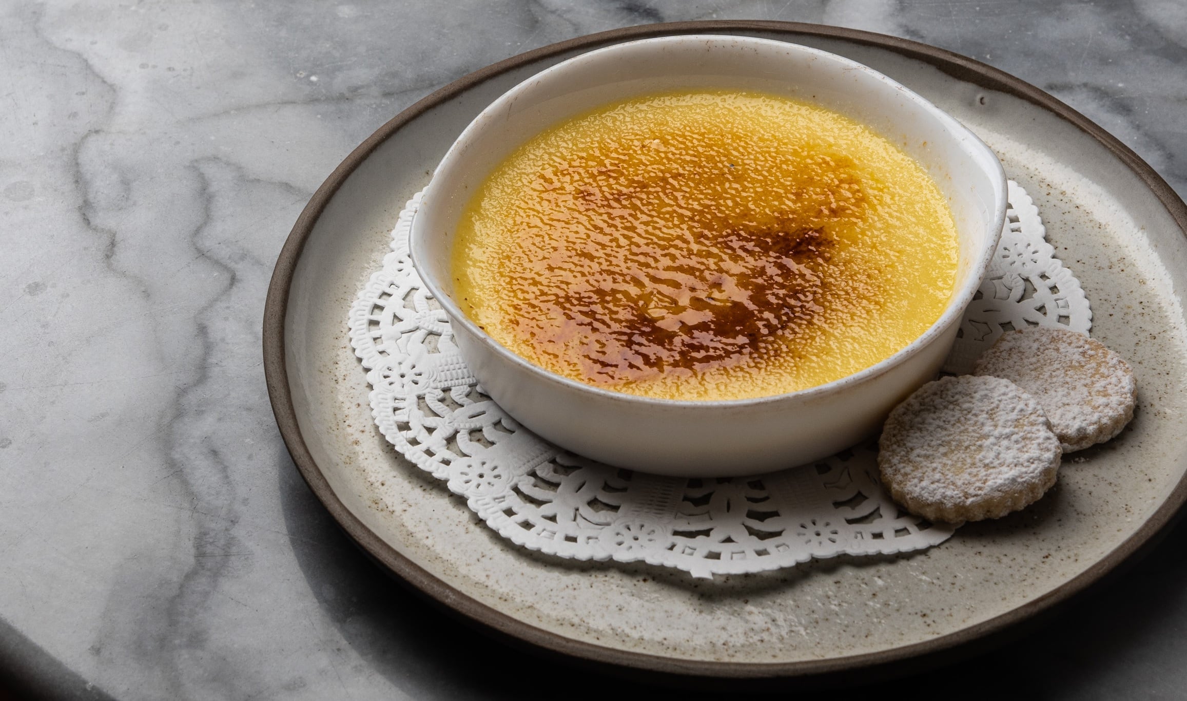La crème brûlée que ejecutan con maestría