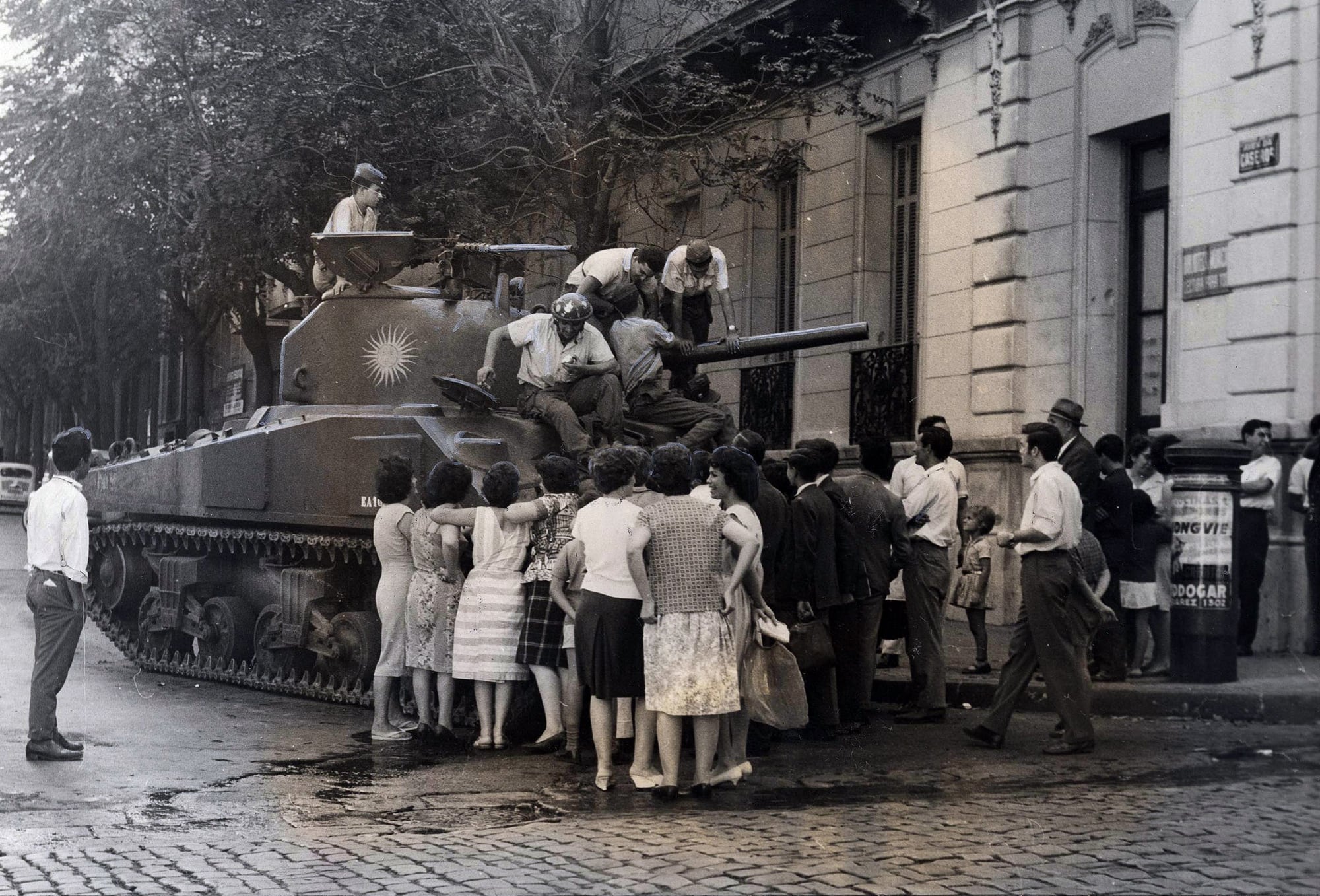 La presencia de los tanques en las calles de Parque Lezama se volvió cotidiana en 1963 por los enfrentamientos entre