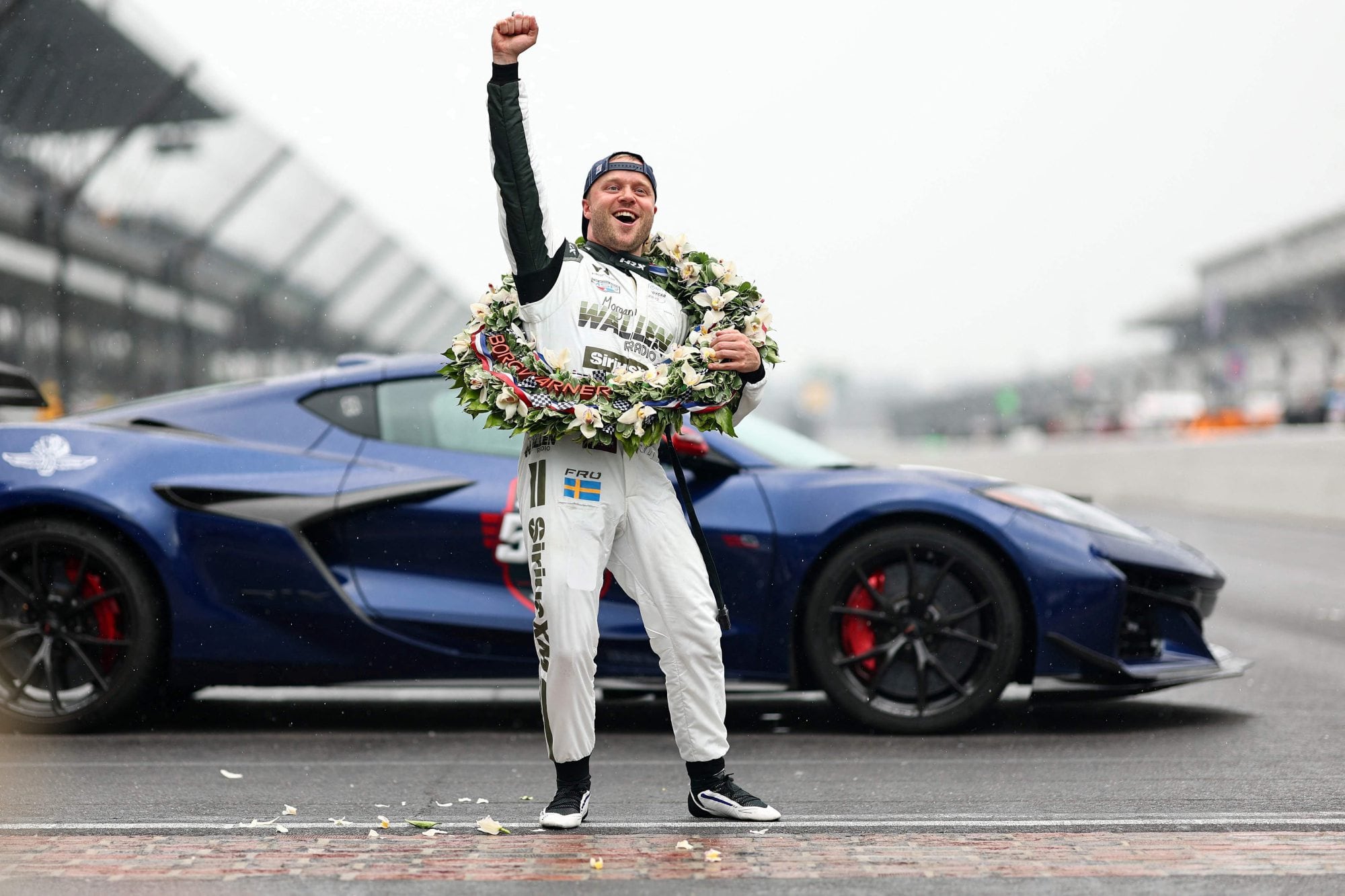 La corona que luce Felix Rosenqvist se arma durante siete horas y las flores son importadas desde Países Bajos; el sueco, en una semana, fue padre por primera vez y ganó las 500 Millas de Indianápolis