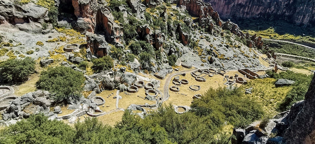 T'aqrachullo está lleno de ruinas de fuentes, viviendas y templos