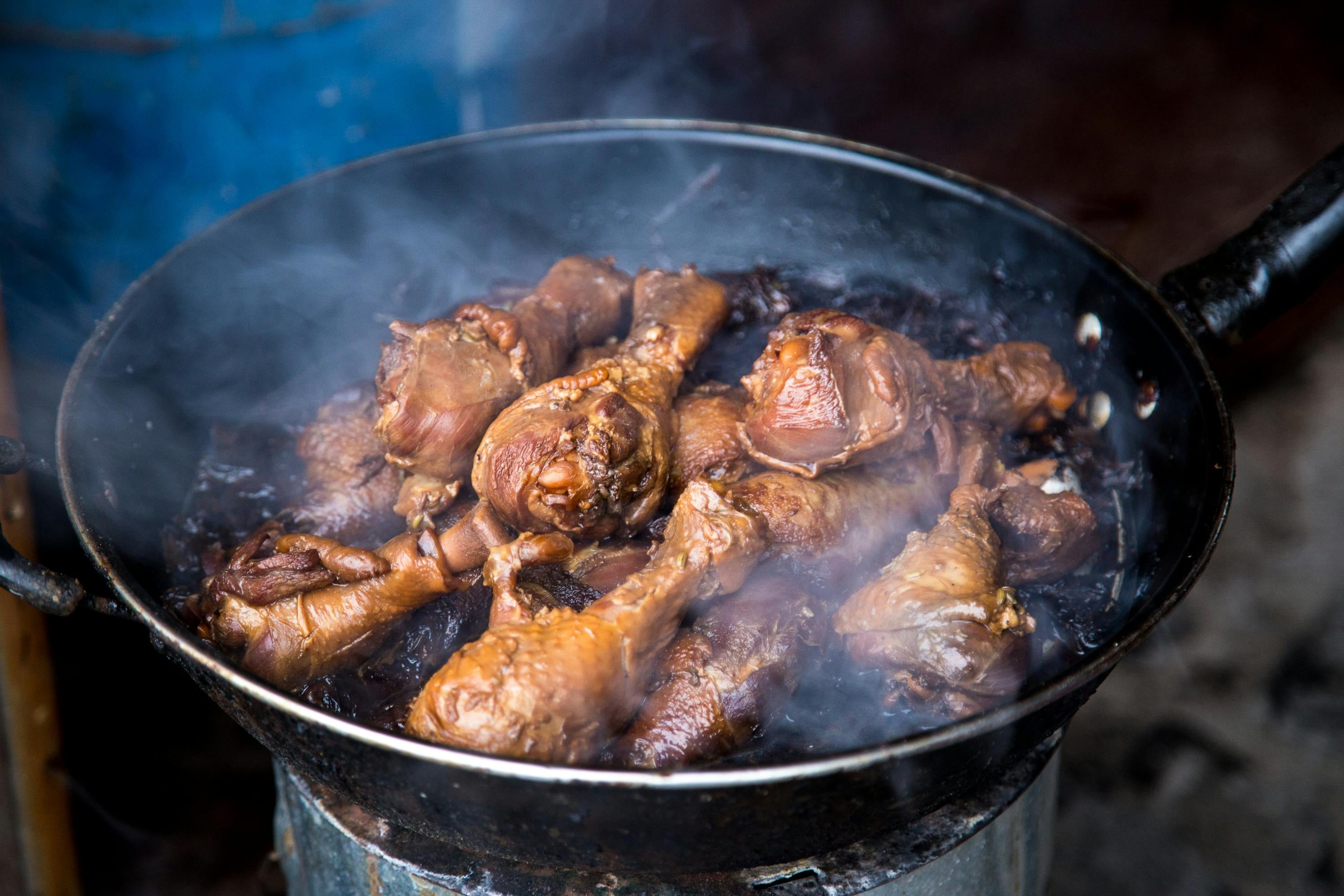 El pollo es una fuente importante de nutrientes como proteínas, lípidos, Vitamina 3 y minerales (imagen ilustrativa)