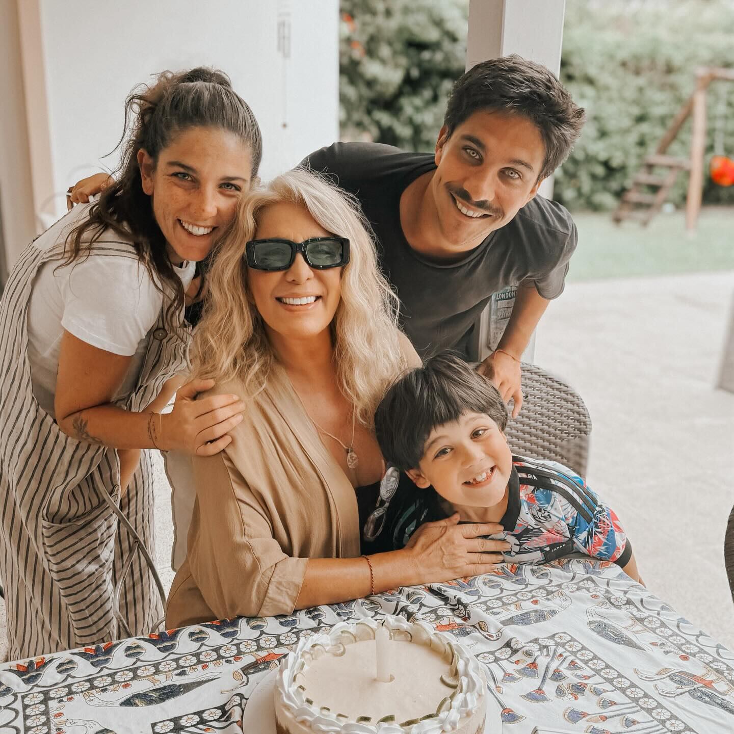 Reina Reech junto a sus hijos Juana Repetto y Bautista Lena y su nieto mayor Toribio (Foto: Instagram @reynareechok)
