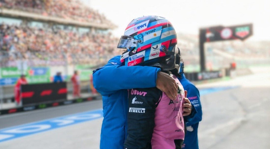 El abrazo de Flavio Briatore a Franco Colapinto tras la clasificación del Gran Premio de China