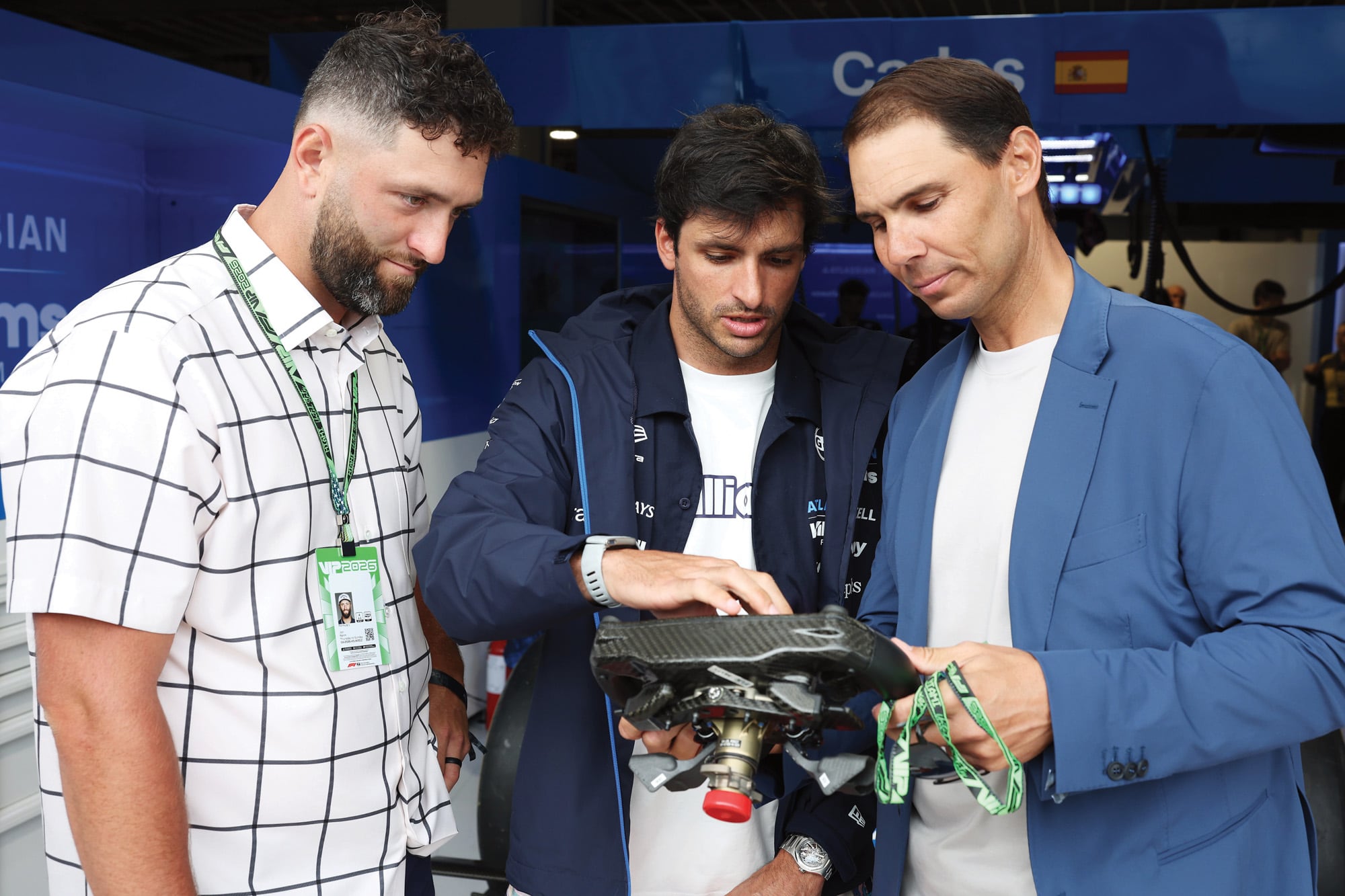 El español Carlos Sainz, piloto de Williams, charla en el box de Aston Martin con el golfista vasco Jon Rahm y el ex tenista Rafa Nadal