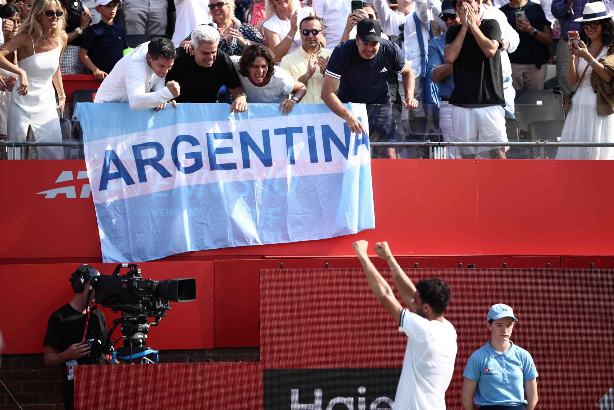 Fran Cerúndolo celebrando en su rincón con los integrantes de su equipo y con sus padres, que llegaron al Queen's Club en los últimos games de la final