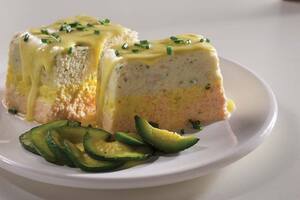 Terrina de tres pescado con salsa de vino blanco