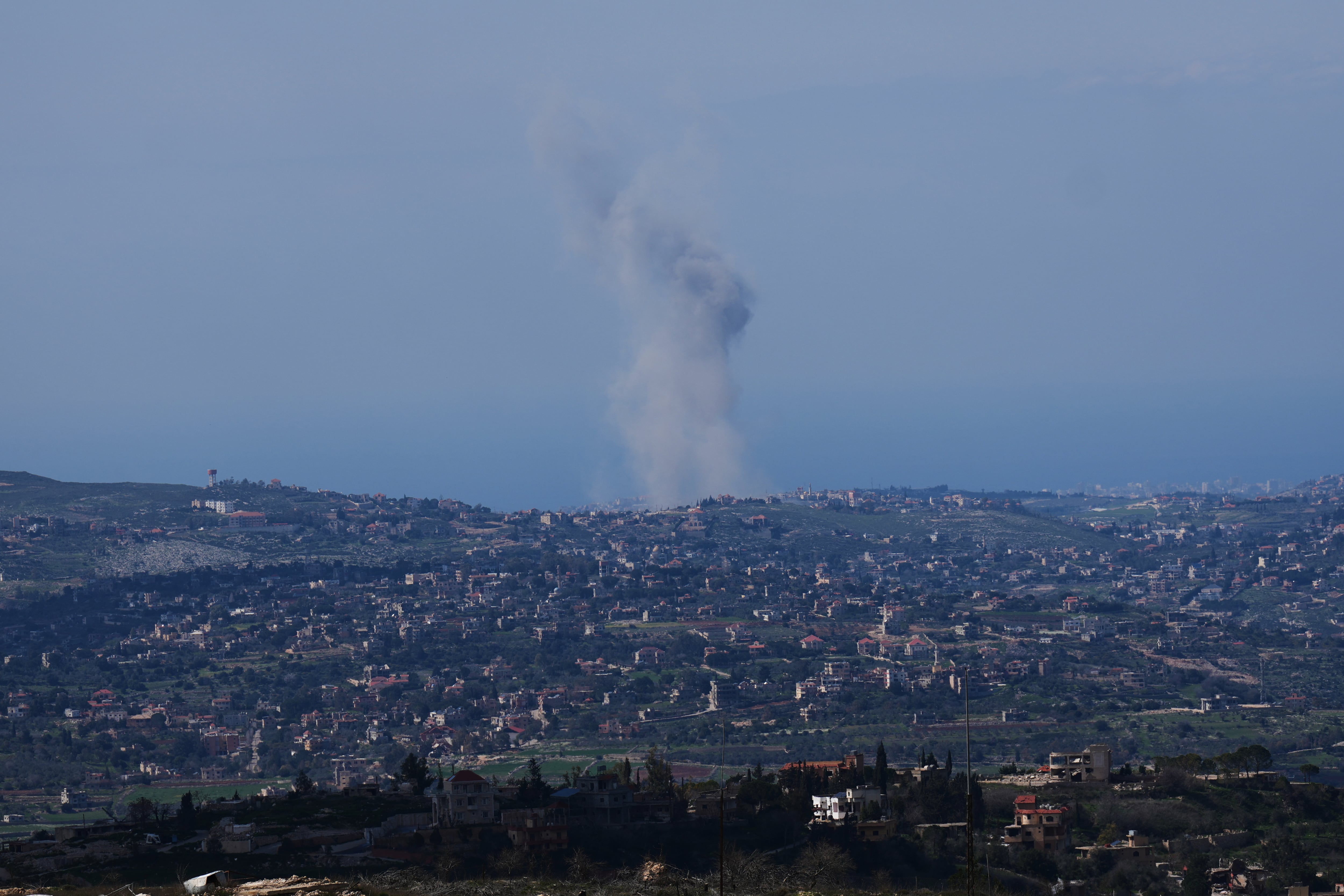 Una columna de humo se eleva desde el lugar de un bombardeo israelí en el sur del Líbano, el 2 de marzo del 2026