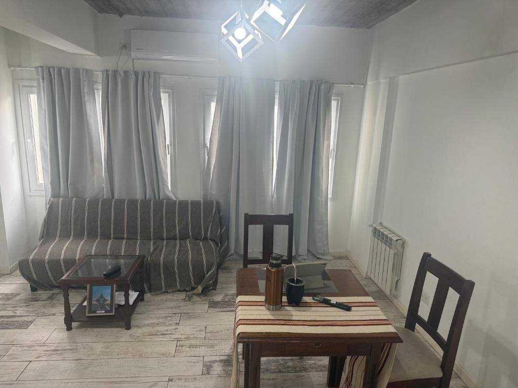 Así se ve el living del departamento con un precio de casi $13.000.000 la noche en Luján