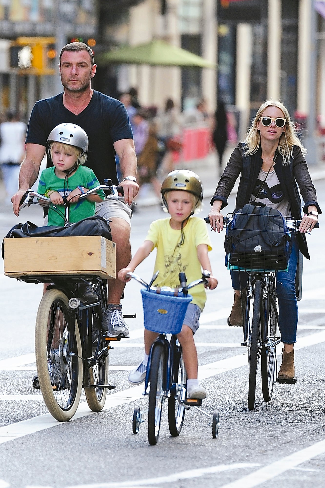En 2013, Kai pasea en la bicicleta junto a su padre,
Liev Schrieber, su madre Naomi Watts, y su hermano
mayor, Sasha. Tras once años de matrimonio, la pareja se
separó en 2016. El actor luego volvió a apostar al amor con
la modelo Taylor Neisen, con quien se casó y tuvo a su hija,
Hazel Bee. Watts también rehízo su vida: en 2023 se casó
con el actor Billy Crudup