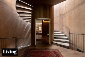 Entre curvas, concreto rosado y piezas con alma, así es la casa introspectiva de un arquitecto modernista