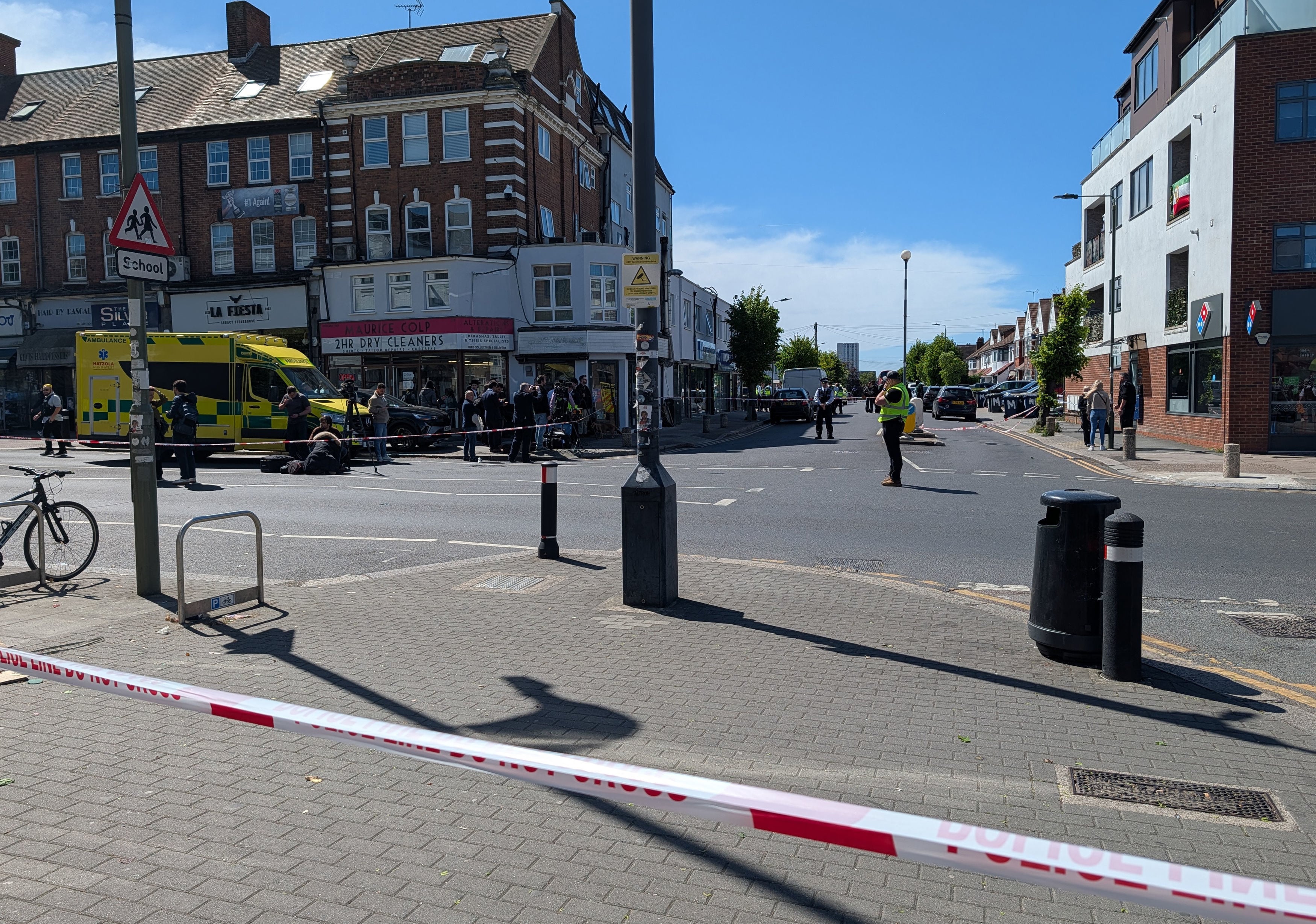 Policías en Golders Green, una zona predominantemente judía en el noroeste de Londres, tras el apuñalamiento de dos personas, el miércoles 29 de abril