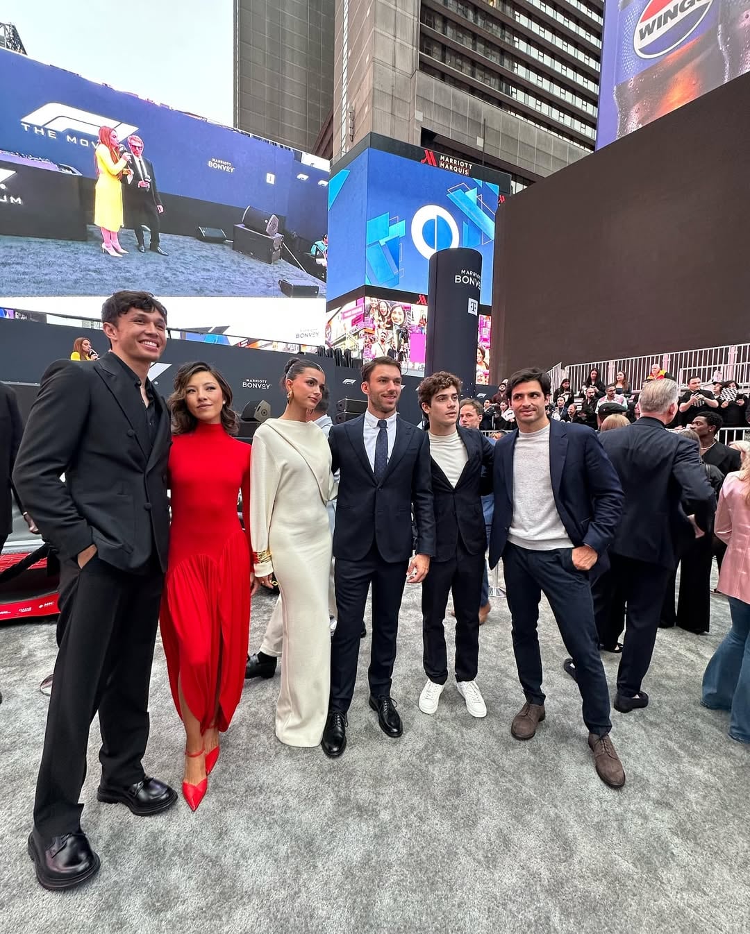 Alex Albon junto a su pareja, la golfista, la Gasly con su novia, la modelo Francisca Cerqueira Gomes, Franco Colapinto y Carlos Sainz en Times Square (Foto: Instagram @f1)