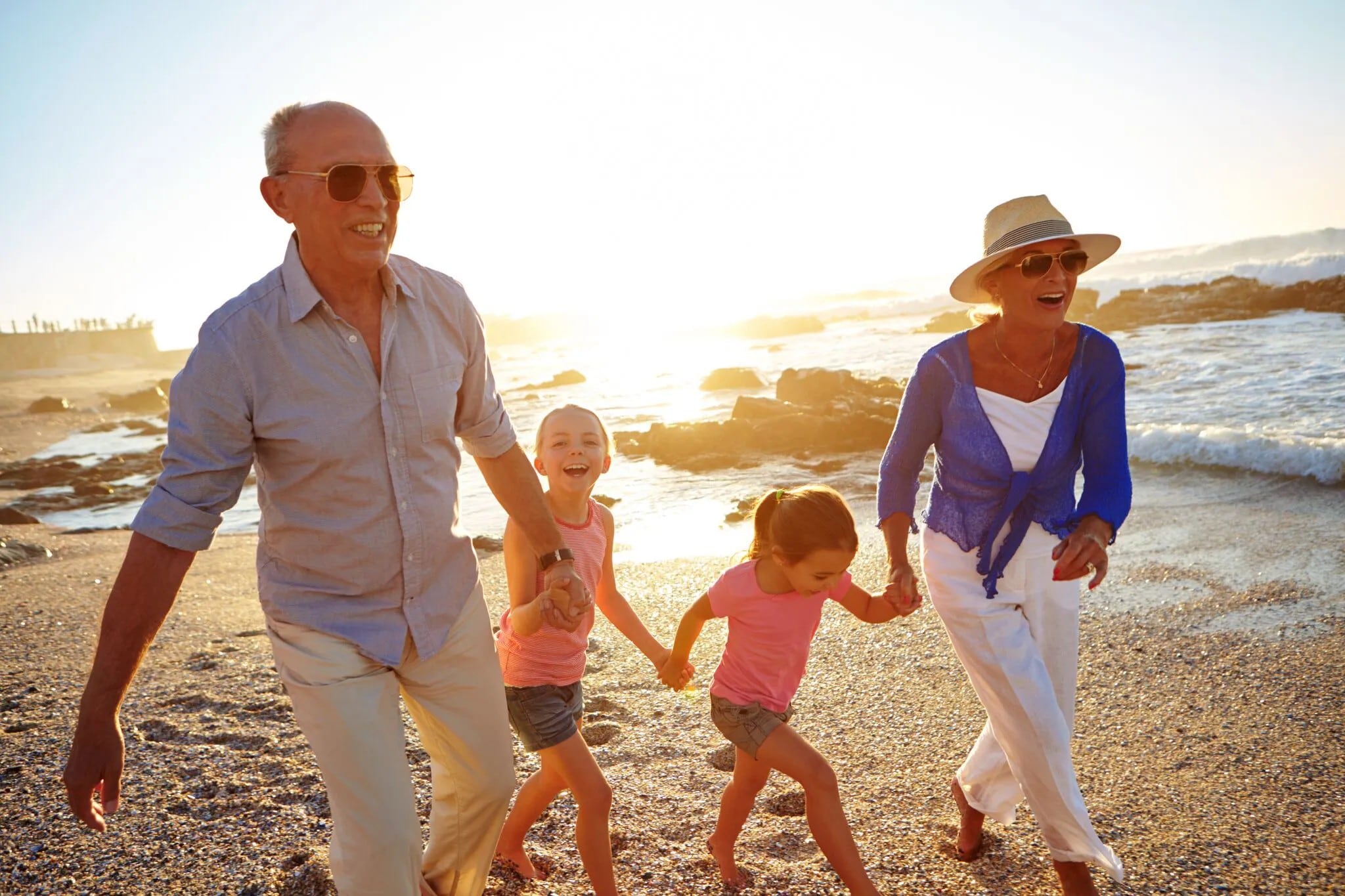 Cada vez más viajes saltean a una generación: los abuelos viajan con sus nietos.