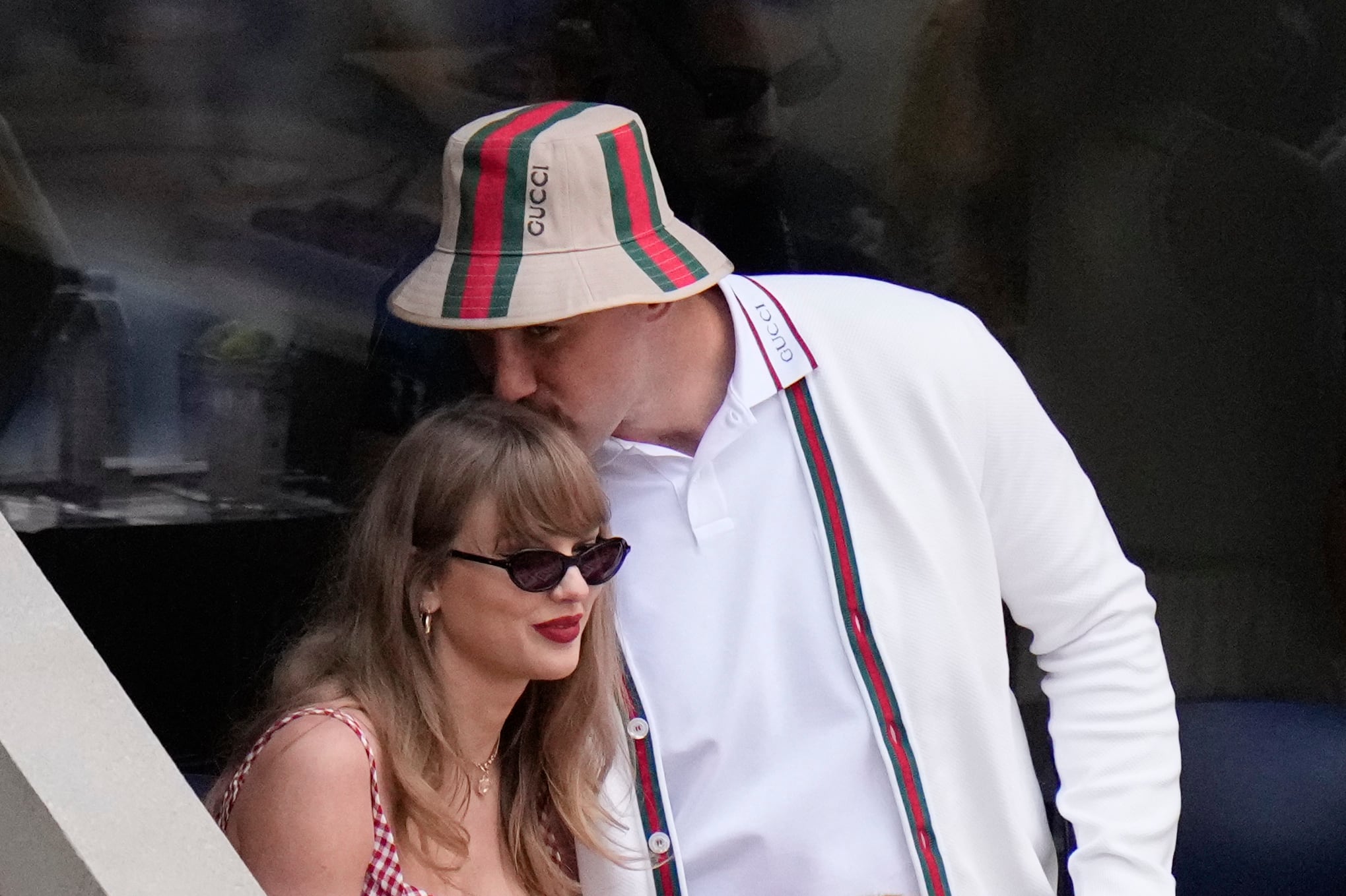 Taylor Swift recibe un beso de Travis Kelce, durante la final individual masculina del campeonato de tenis U.S. Open, que se llevó a cabo el 8 de septiembre de 2024, en Nueva York