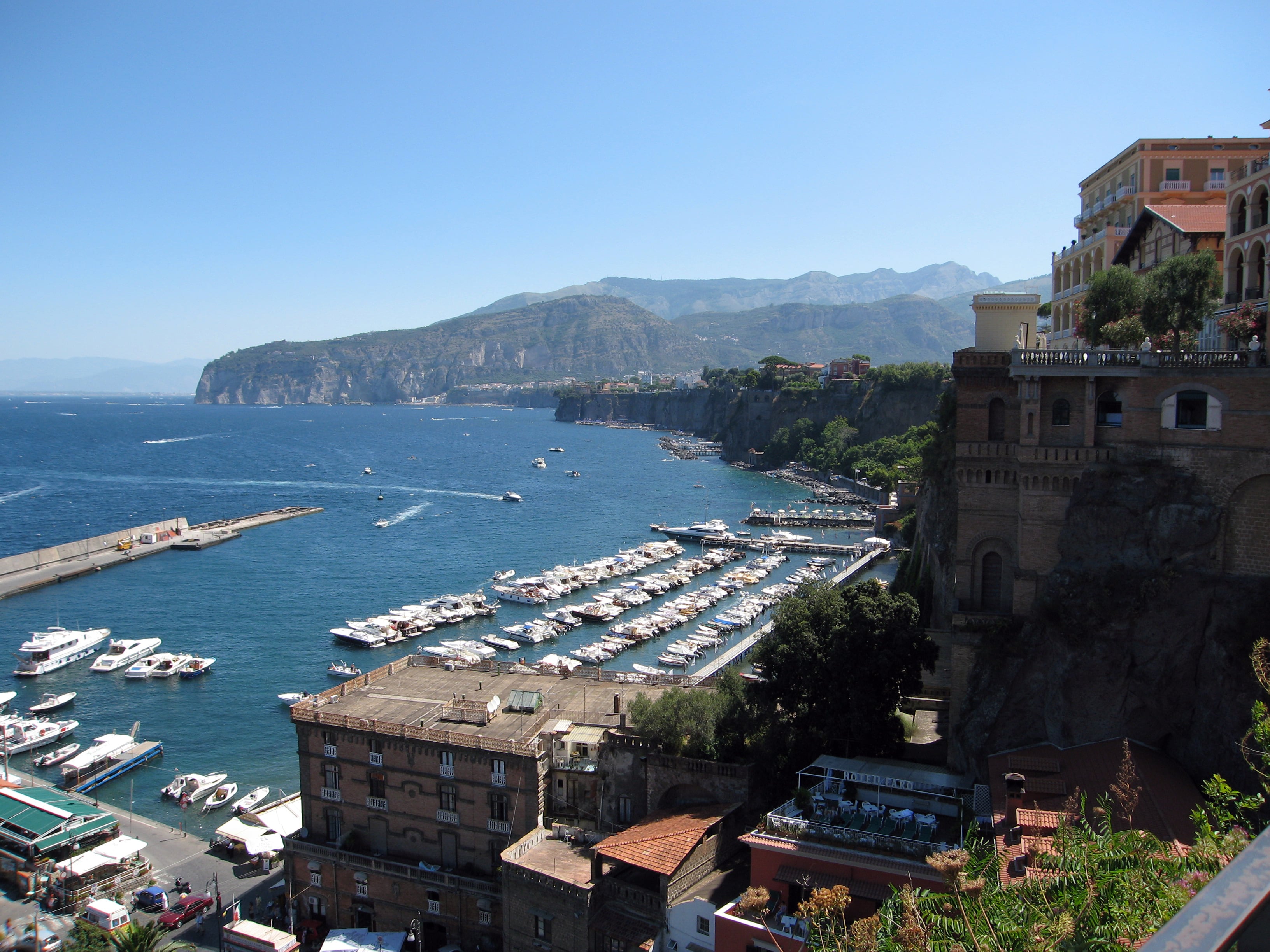 Piano di Sorrento es una localidad italiana de la que era oriundo Mastellone
