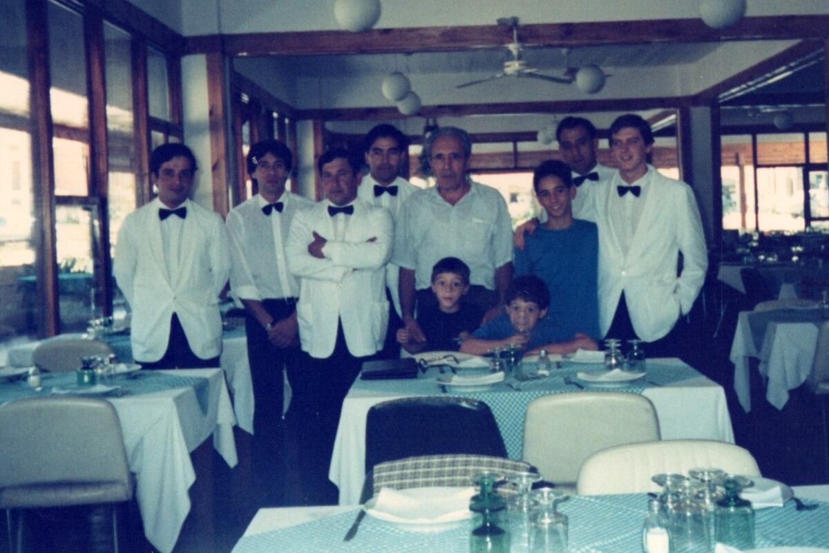 Durante los años 90, el bodegón, además de recibir a su clientela usual, también contó con la presencia de reconocidas figuras políticas, vinculadas al deporte y a la escena artística