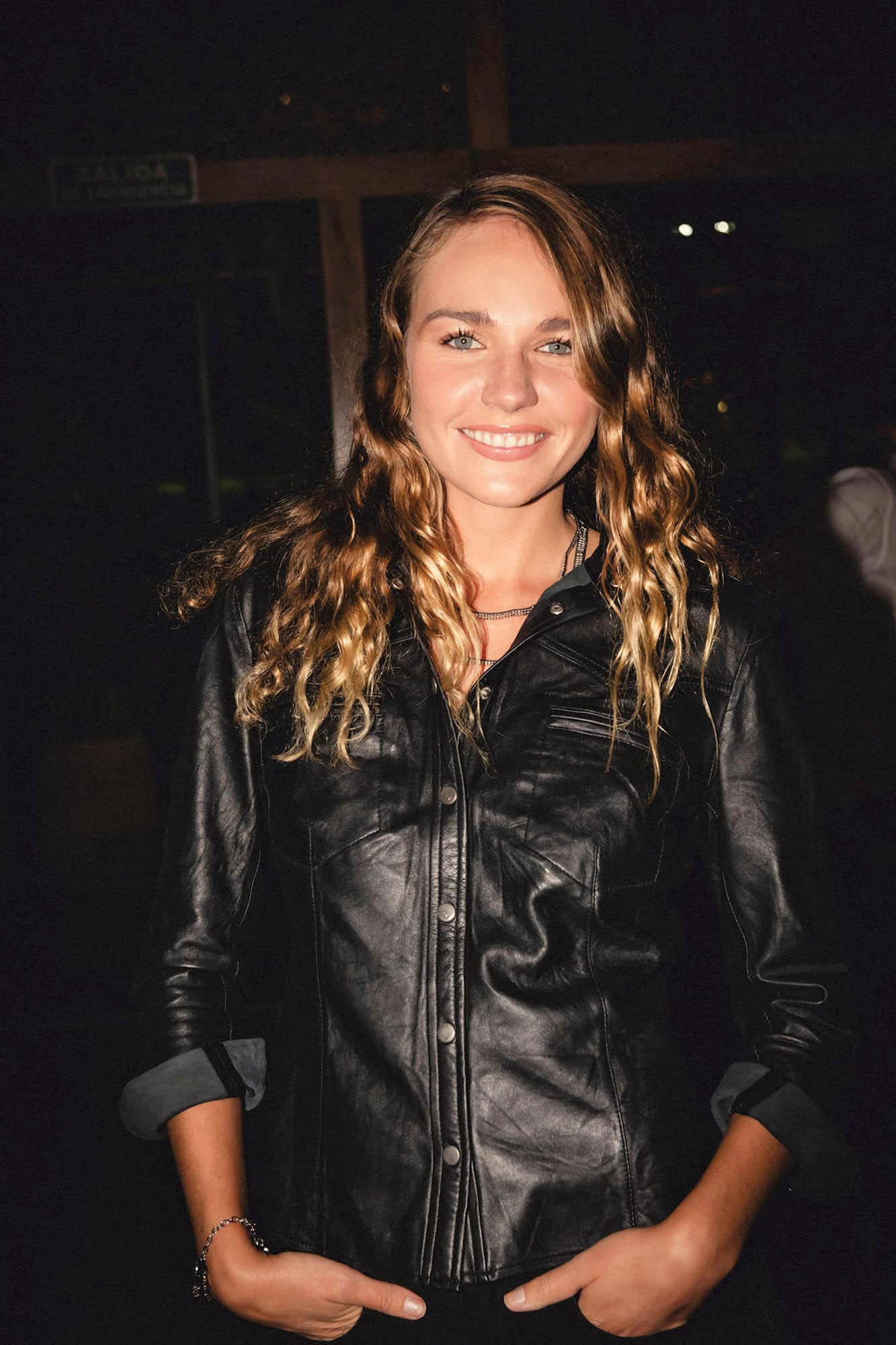 Muy canchera en camisa de cuero, Fini Bocchino- la hija de Andrea Frigerio y Lucas Bocchino-, aplaudió el desfile organizado por Sol Acuña y Josefina Helguera