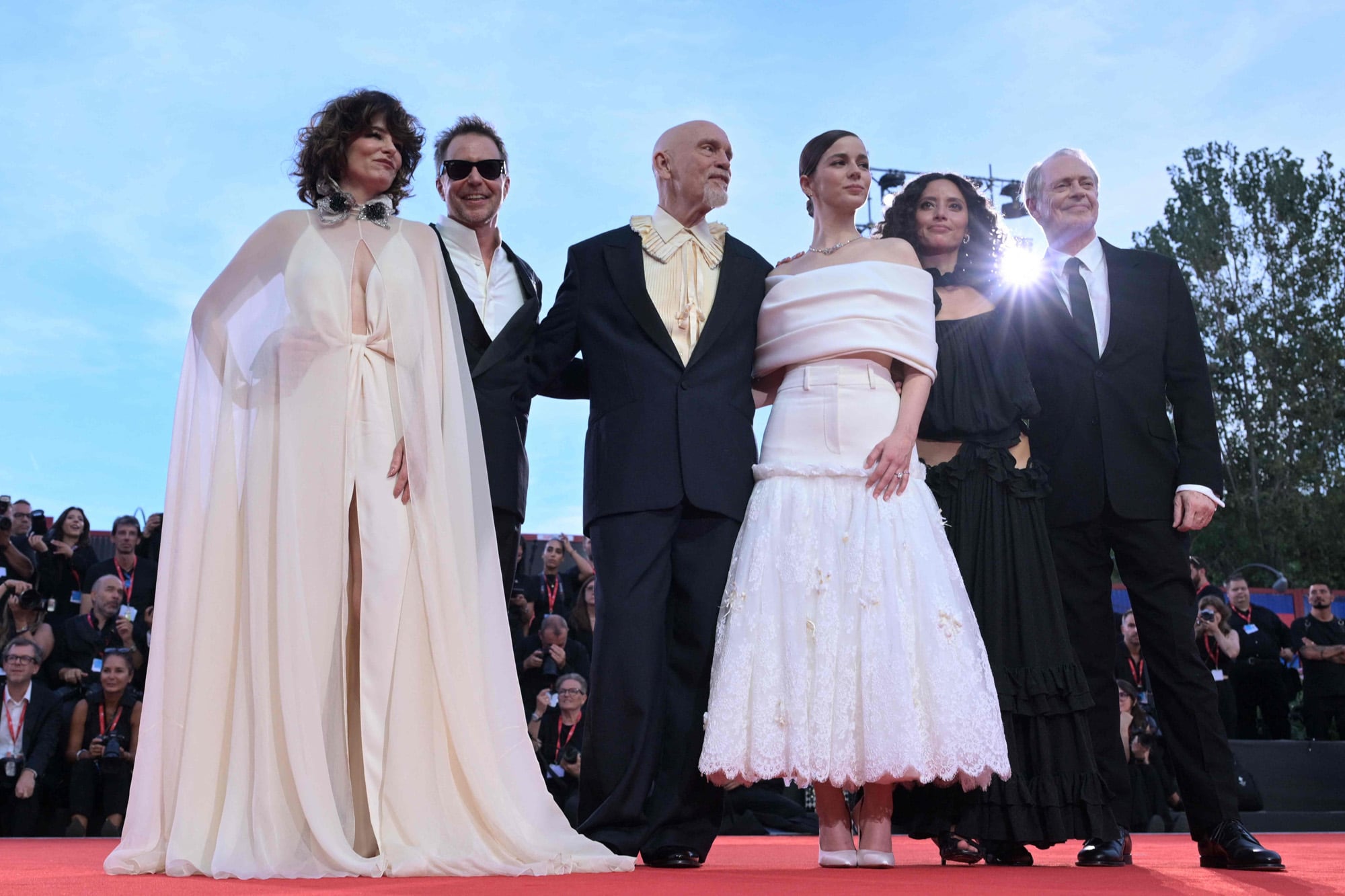 El elenco de la película en el Lido de Venecia: Parker Posey, Sam Rockwell, John Malkovich, Mariana Di Girolamo, Ailín Salas y Steve Buscemi