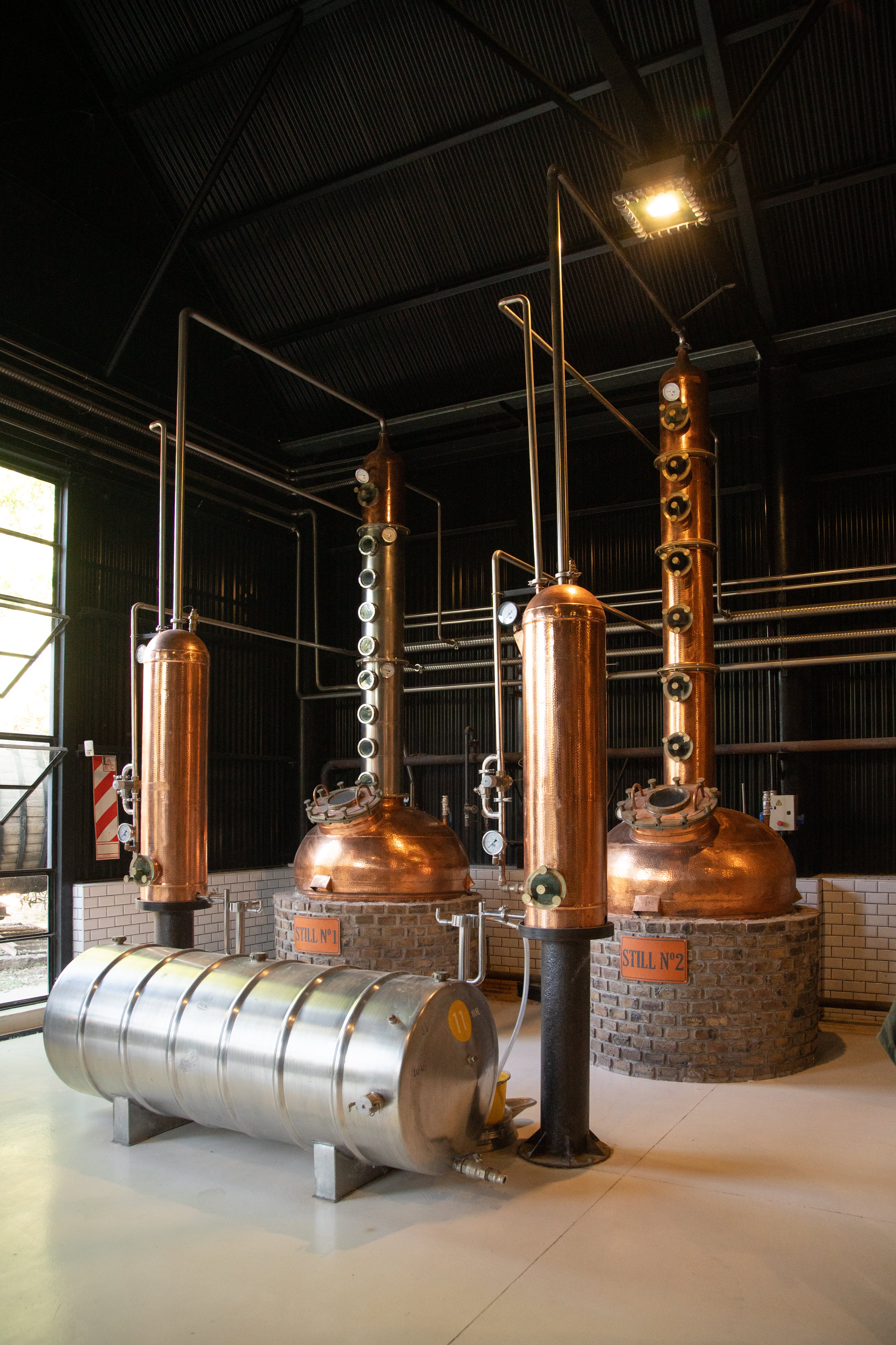Los alambiques de cobre donde se realiza la cocción, fermentación y destilación