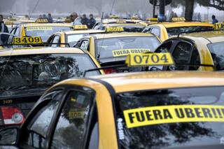 Veinte cuadras y 500 taxistas furiosos
