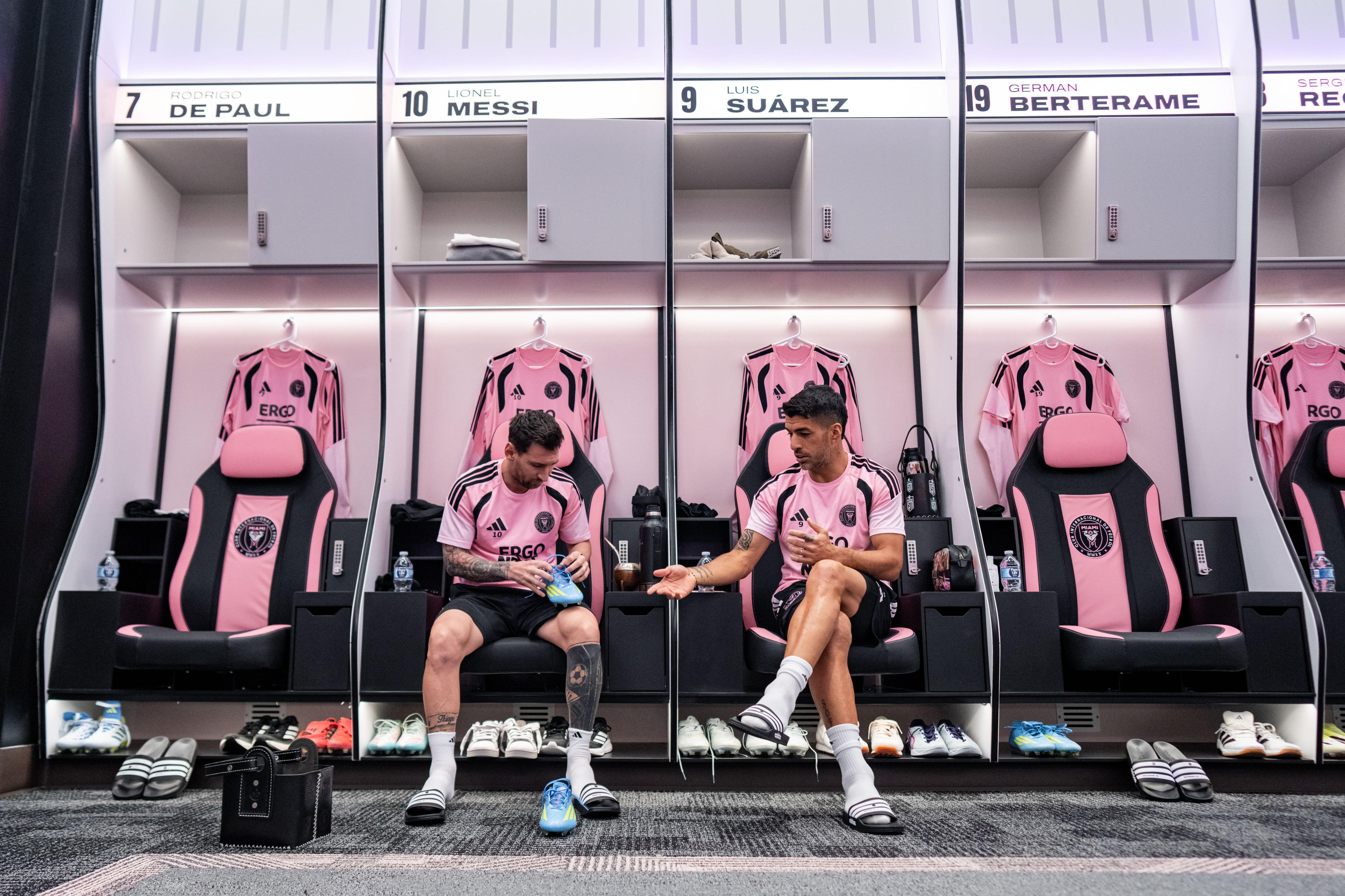 Lionel Messi y Luis Suárez en el vestuario del nuevo estadio de Inter Miami