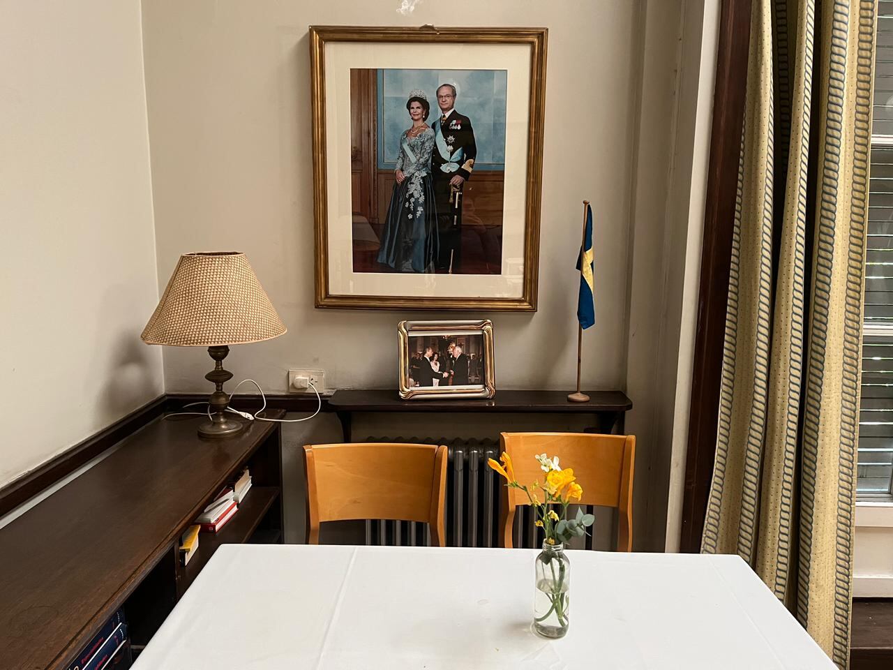 El Club Sueco con la imagen de los actuales reyes de Suecia: Carlos XVI Gustavo y Silvia (El Club Sueco es una institución separada de la iglesia que posee la concesión del restaurante. Mediante ese sitio se accede al templo)