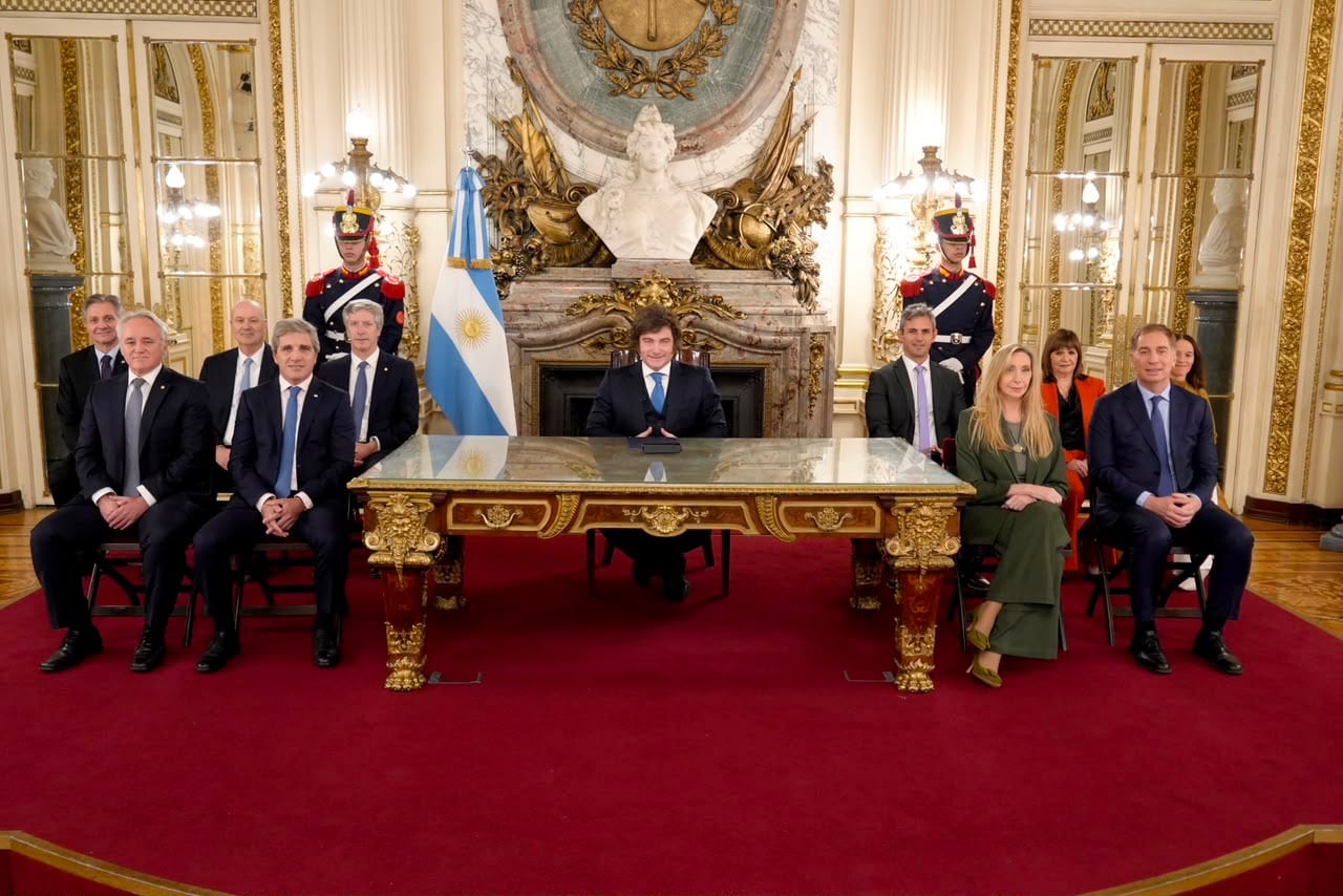La trastienda de la cadena nacional: el tono que le quiso imprimir Milei, ensayo con Caputo y puesta en escena contra la “alta política”