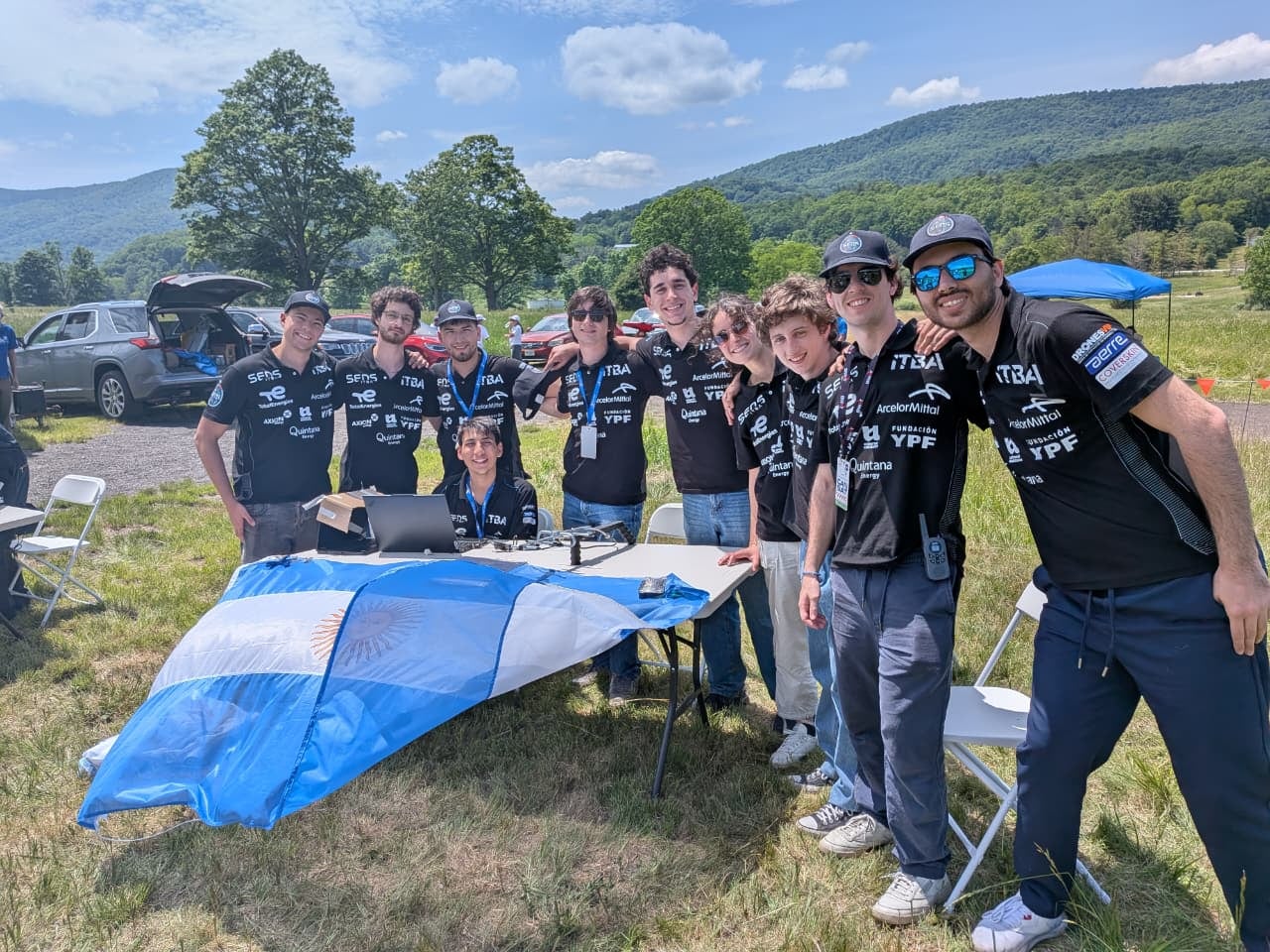 El equipo está formado por diez jóvenes argentinos