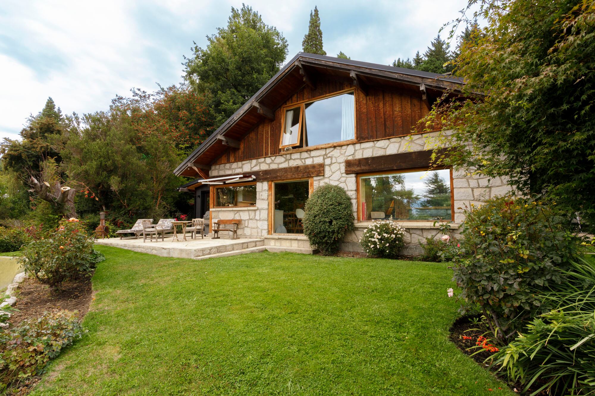 La casa de Mora en Bariloche fue tapa de nuestro 26° aniversario.