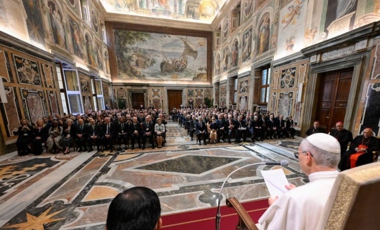 León XIV ante una concurrida audiencia en el Vaticano