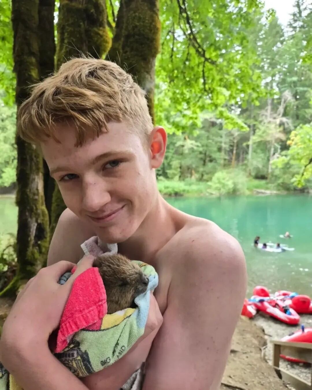 Connor se negó a que su madre sostuviera al bebé durante la primera hora. Quería protegerla todo lo posible.