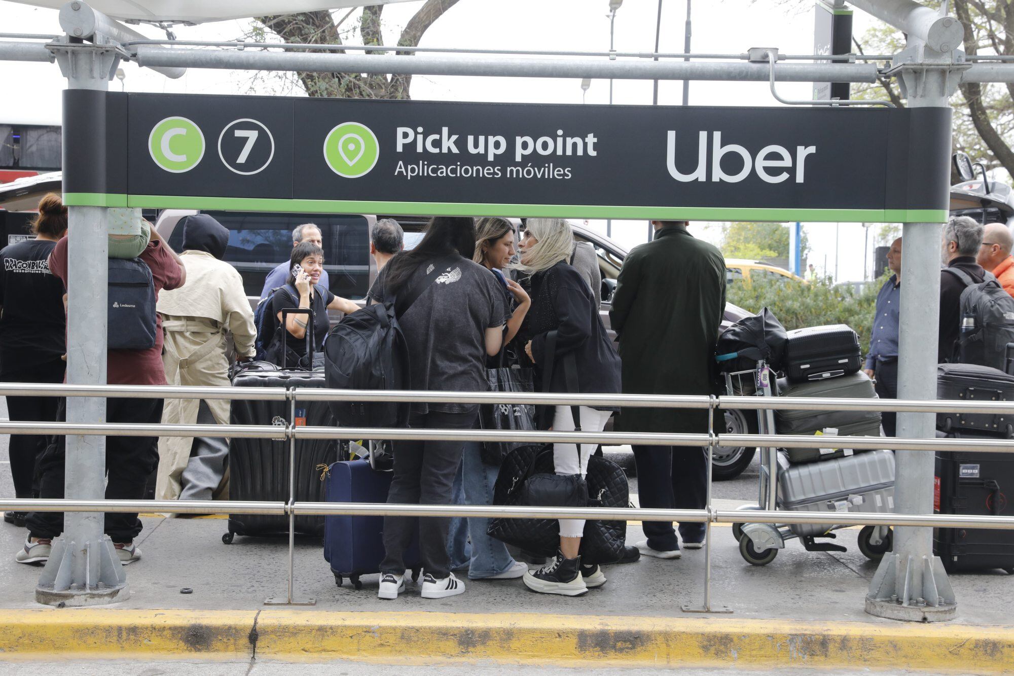 Los carriles de los autos de aplicaciones están claramente delimitados para los pasajeros