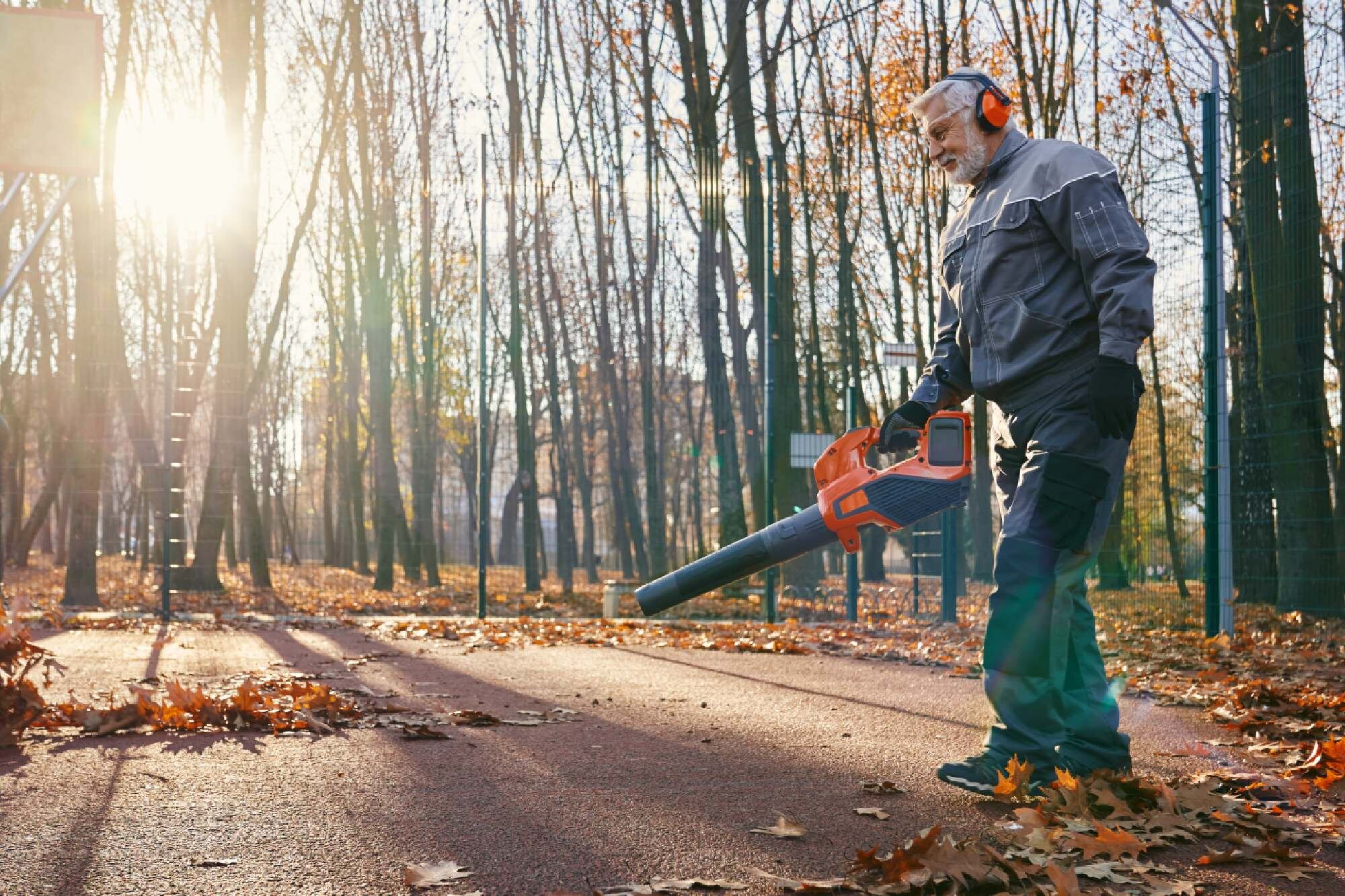 Una iniciativa podría prohibir el uso de sopladores de gasolina en Filadelfia e imponer multas a los residentes